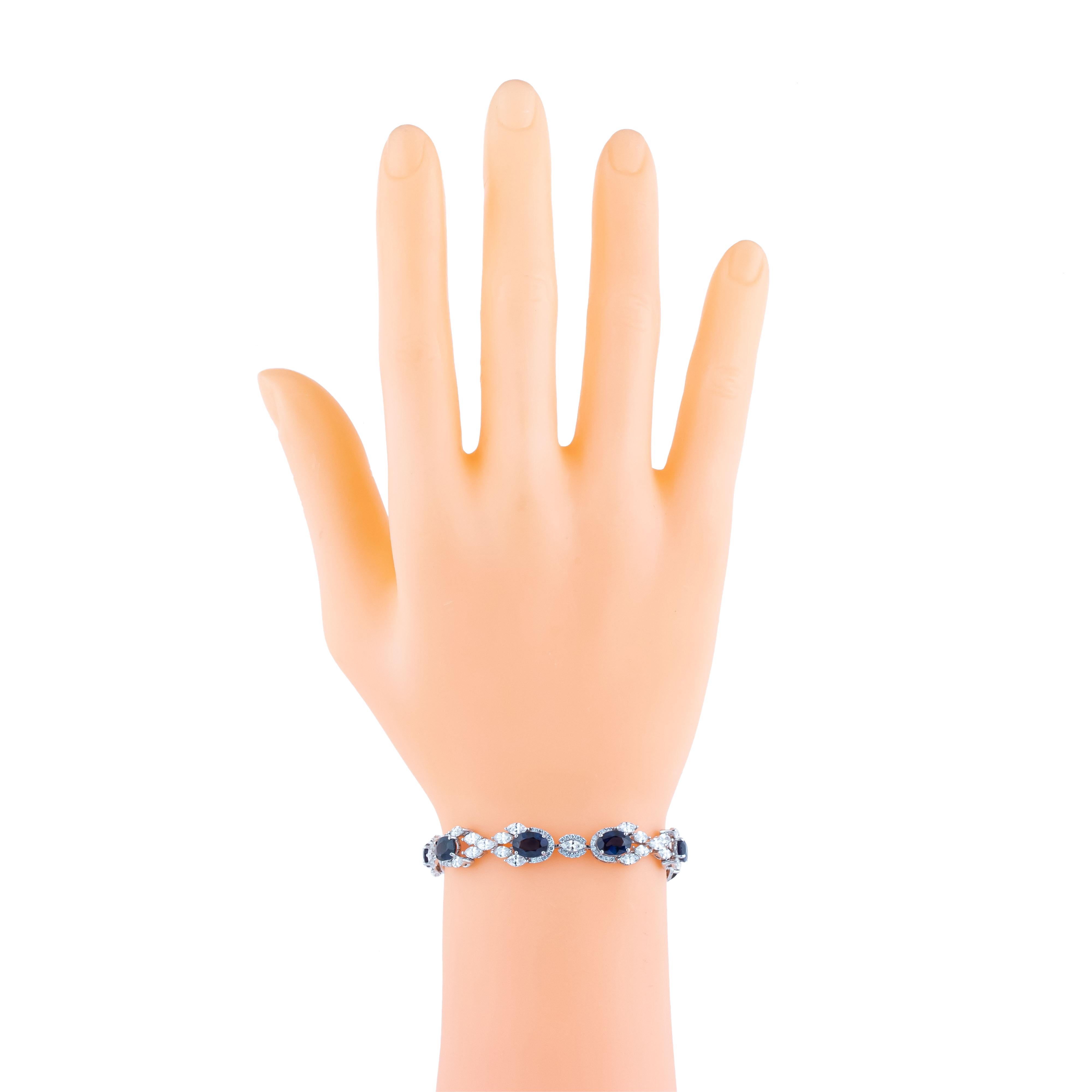 18 Karat Gold 15.86 Carat Sapphire and Diamond Tennis Bracelet In New Condition For Sale In Jaipur, IN