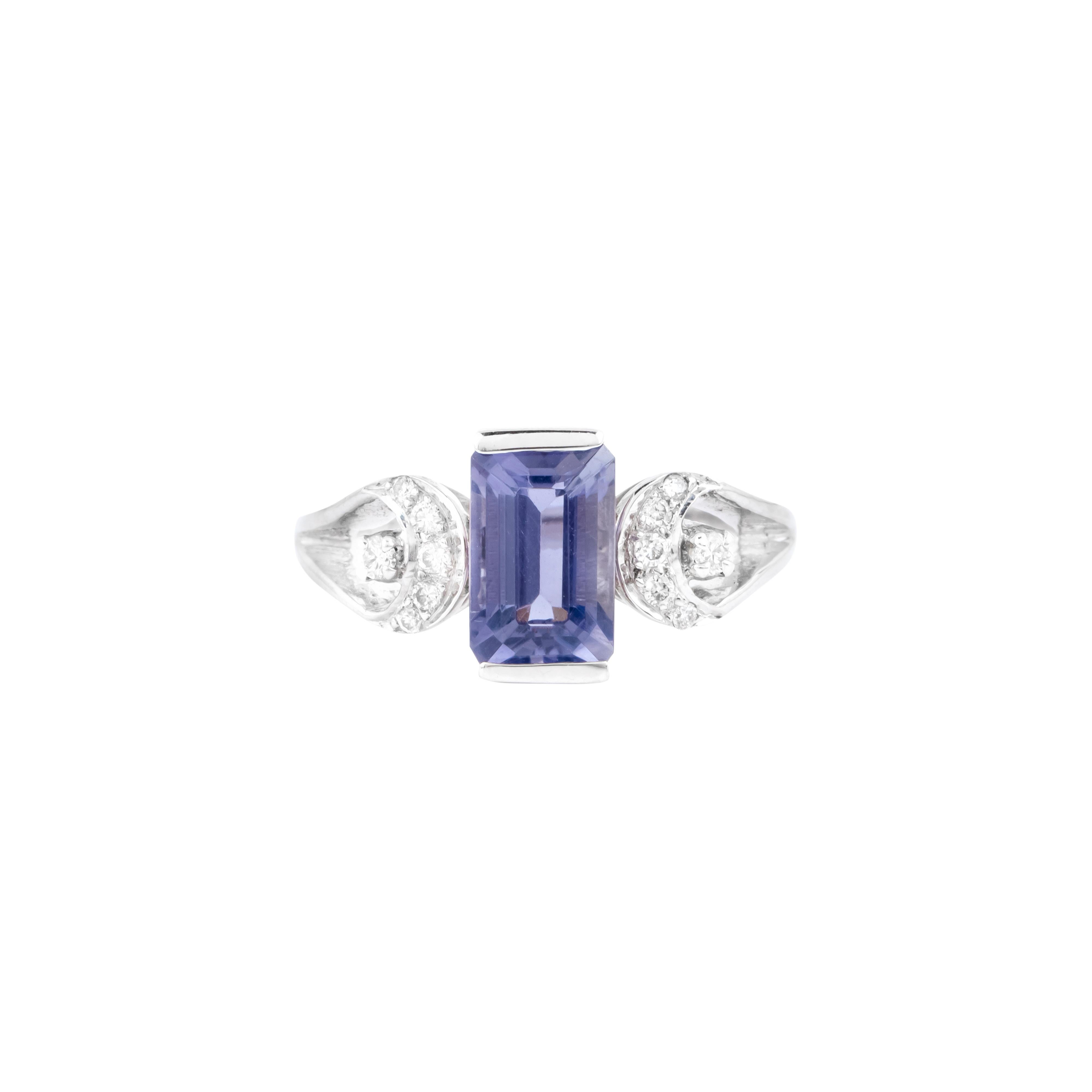 Brilliant Cut 18 Karat Gold 1.66 Carats Iolite and Diamond Cocktail Ring For Sale