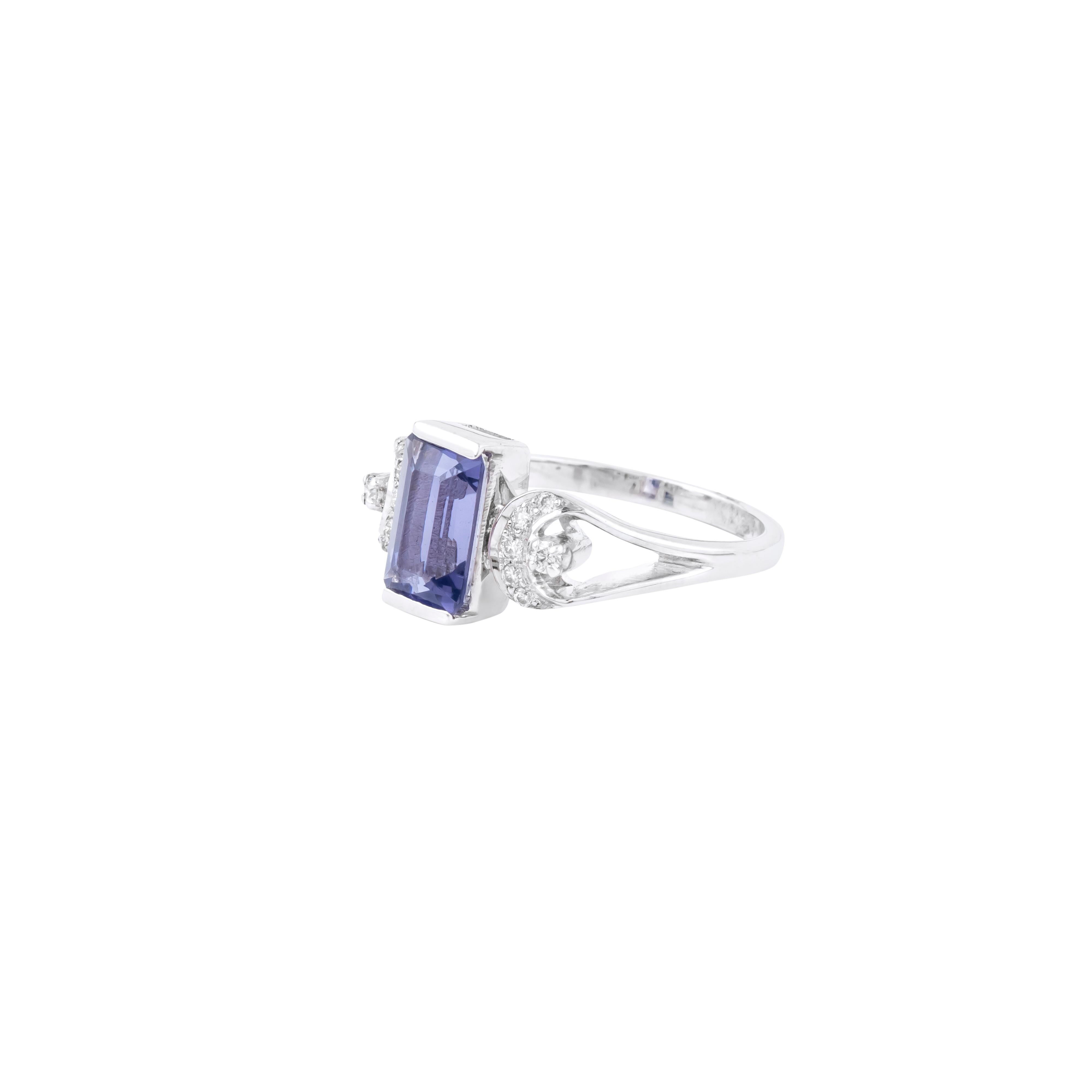 18 Karat Gold 1.66 Carats Iolite and Diamond Cocktail Ring In New Condition For Sale In Jaipur, IN