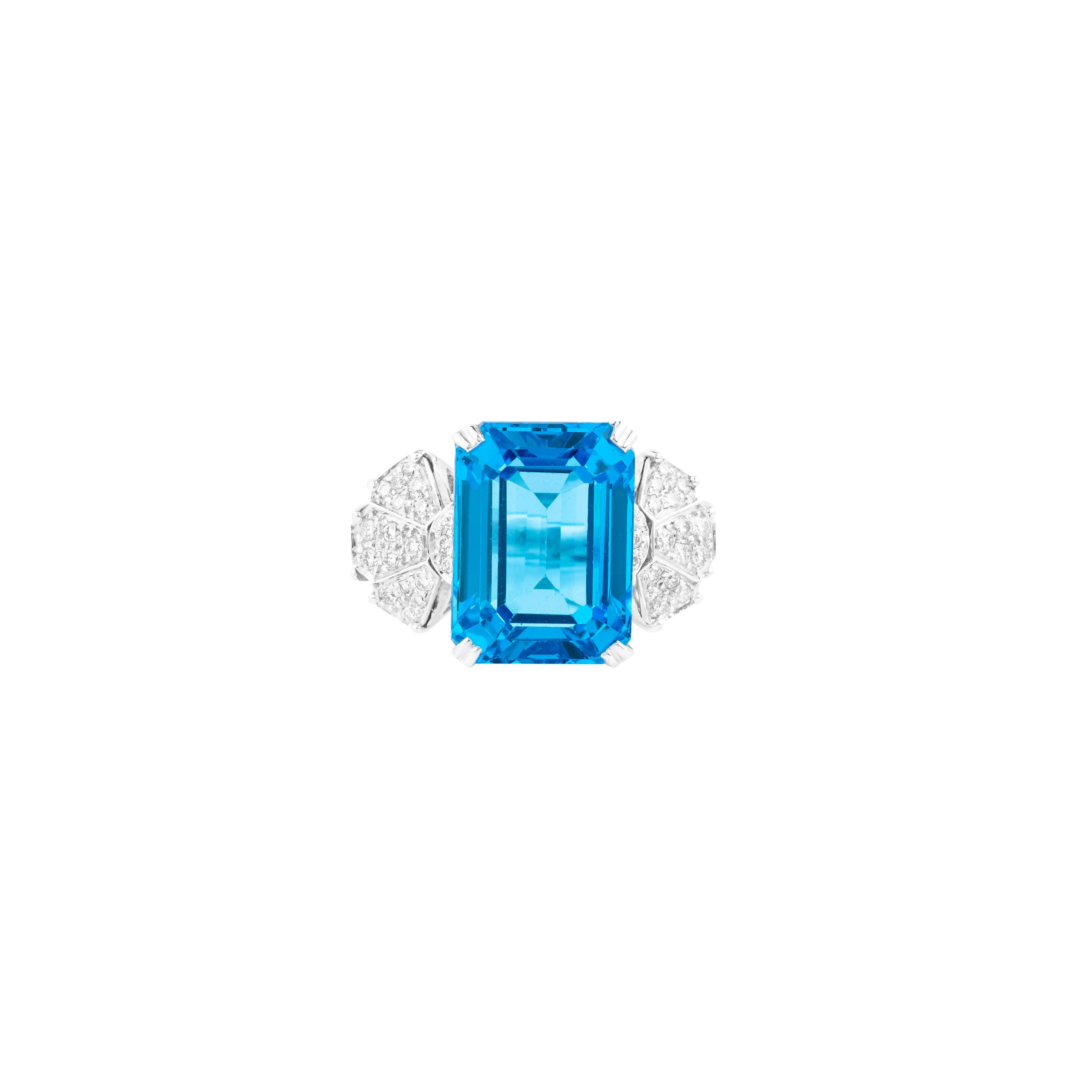 Modern 18 Karat Gold 16.95 Carats Blue Topaz and Diamond Cocktail Ring For Sale