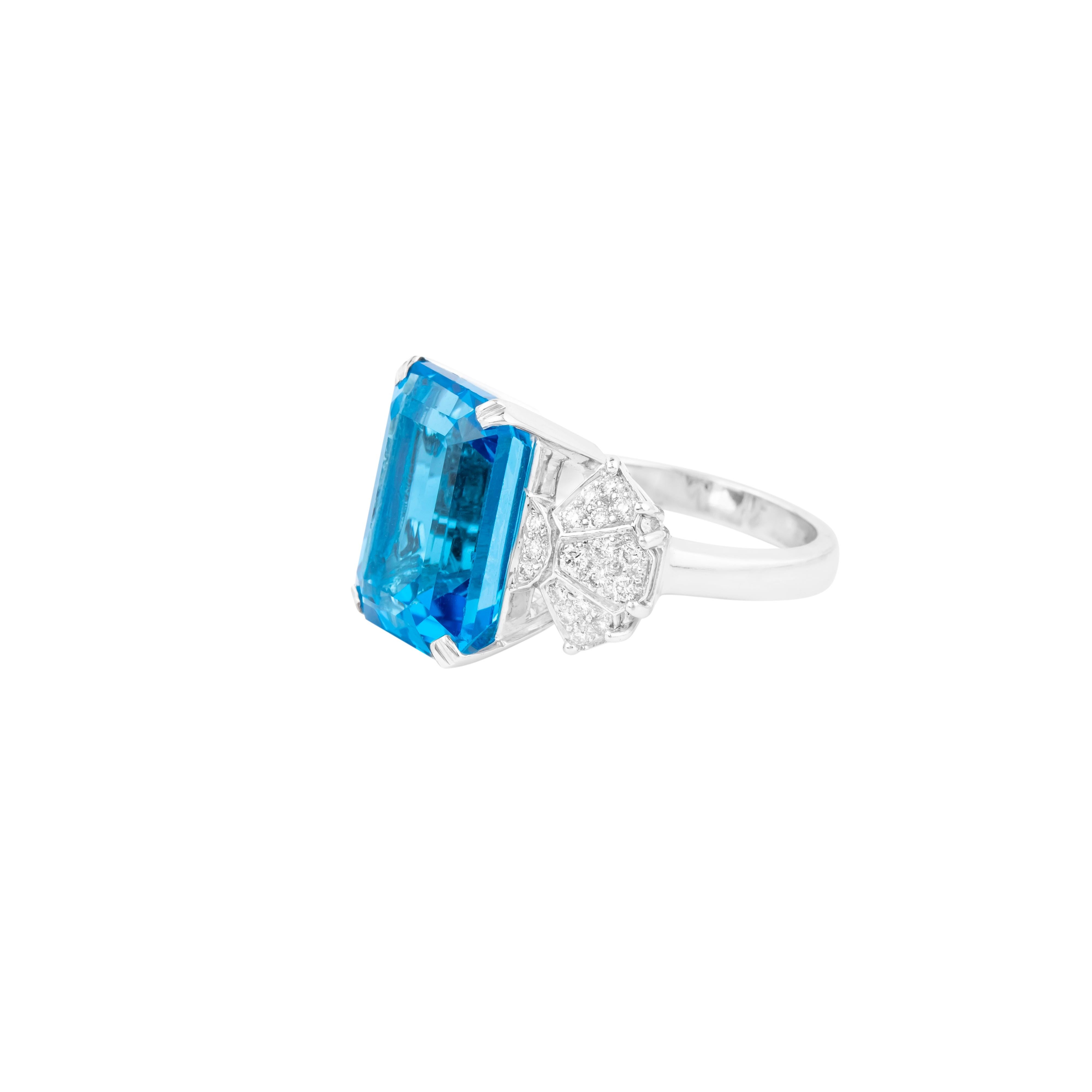 Brilliant Cut 18 Karat Gold 16.95 Carats Blue Topaz and Diamond Cocktail Ring For Sale