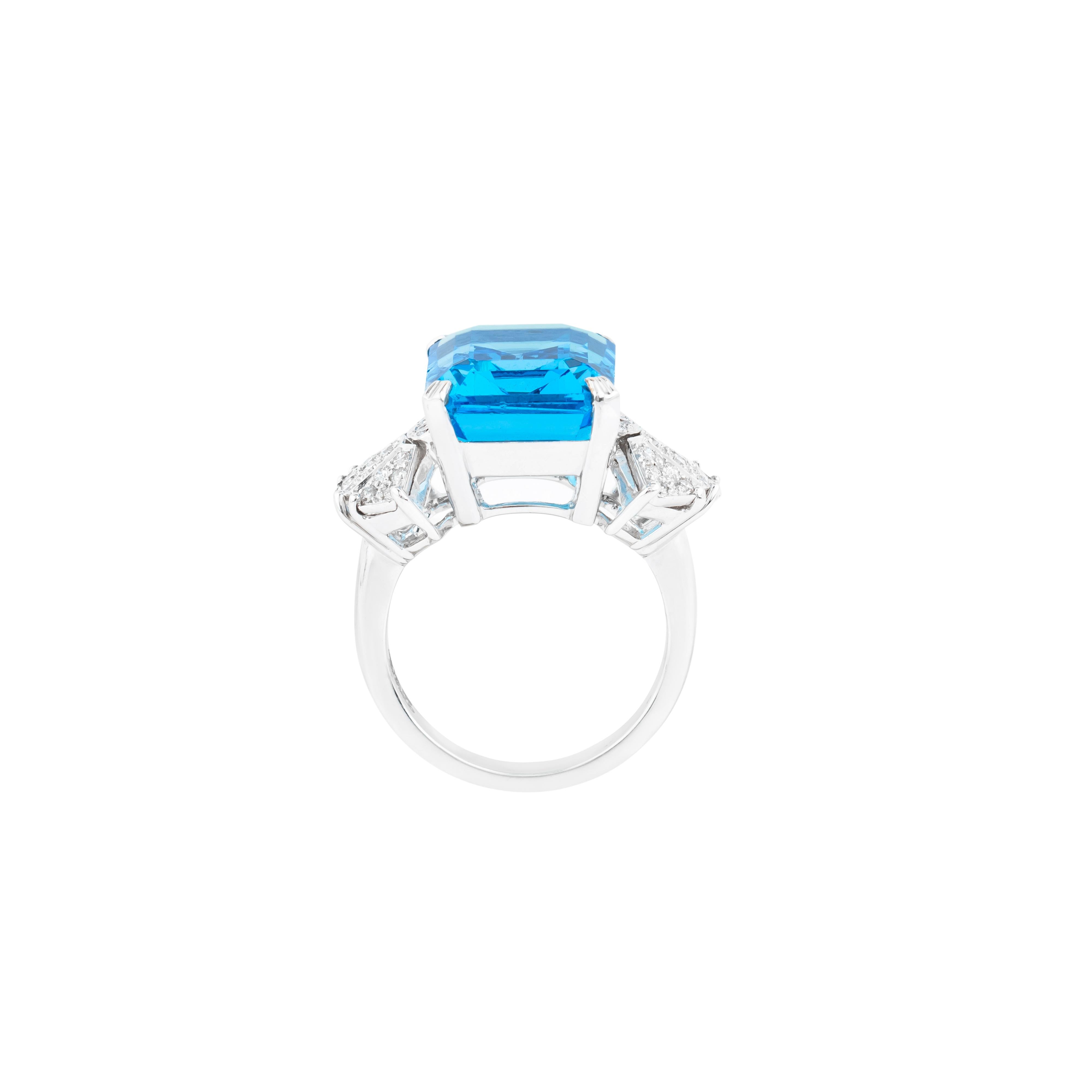 18 Karat Gold 16.95 Carats Blue Topaz and Diamond Cocktail Ring In New Condition For Sale In Jaipur, IN