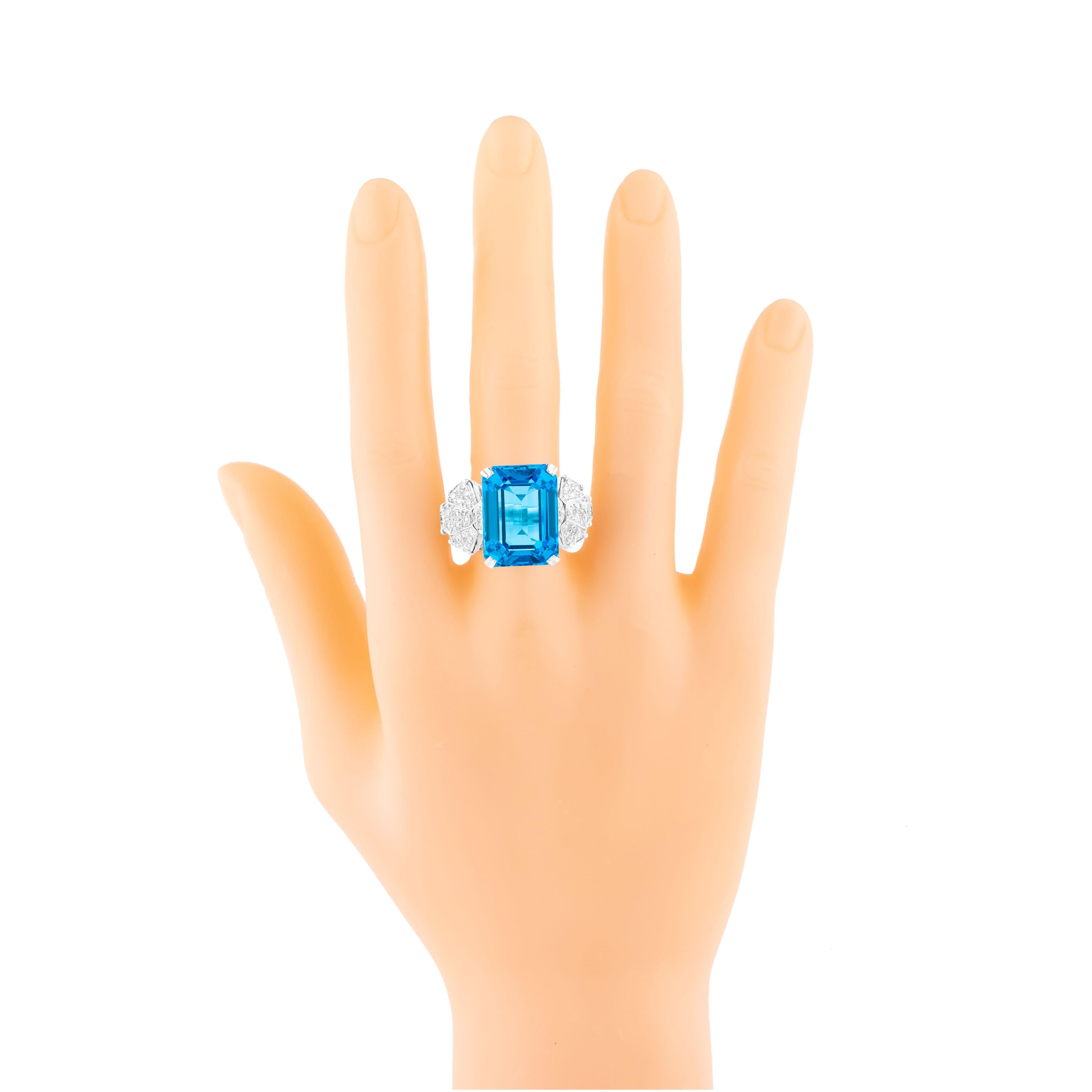 Women's 18 Karat Gold 16.95 Carats Blue Topaz and Diamond Cocktail Ring For Sale