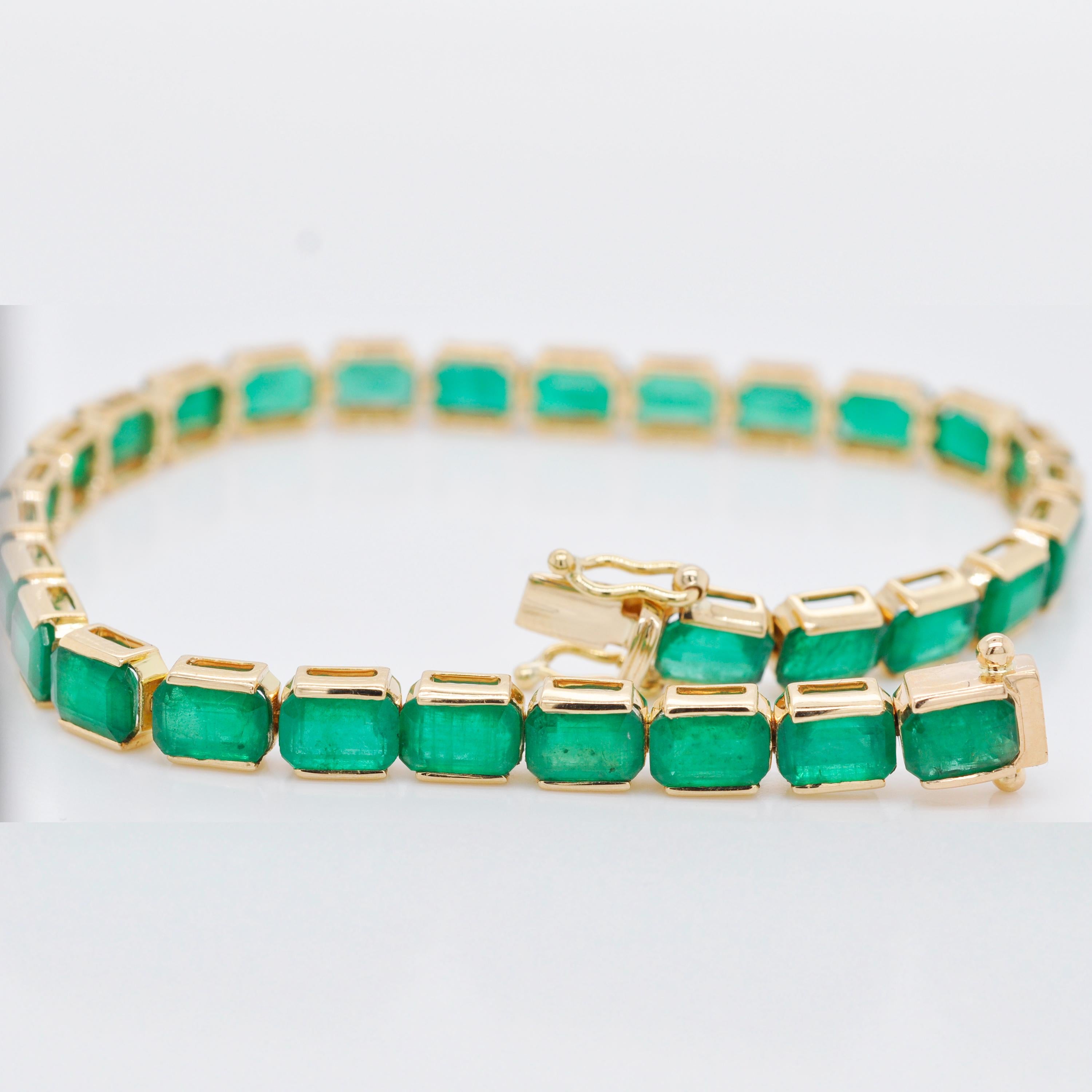 18 Karat Gold 16.97 Carat Octagon Brazilian Emerald Tennis Line Bracelet For Sale 1