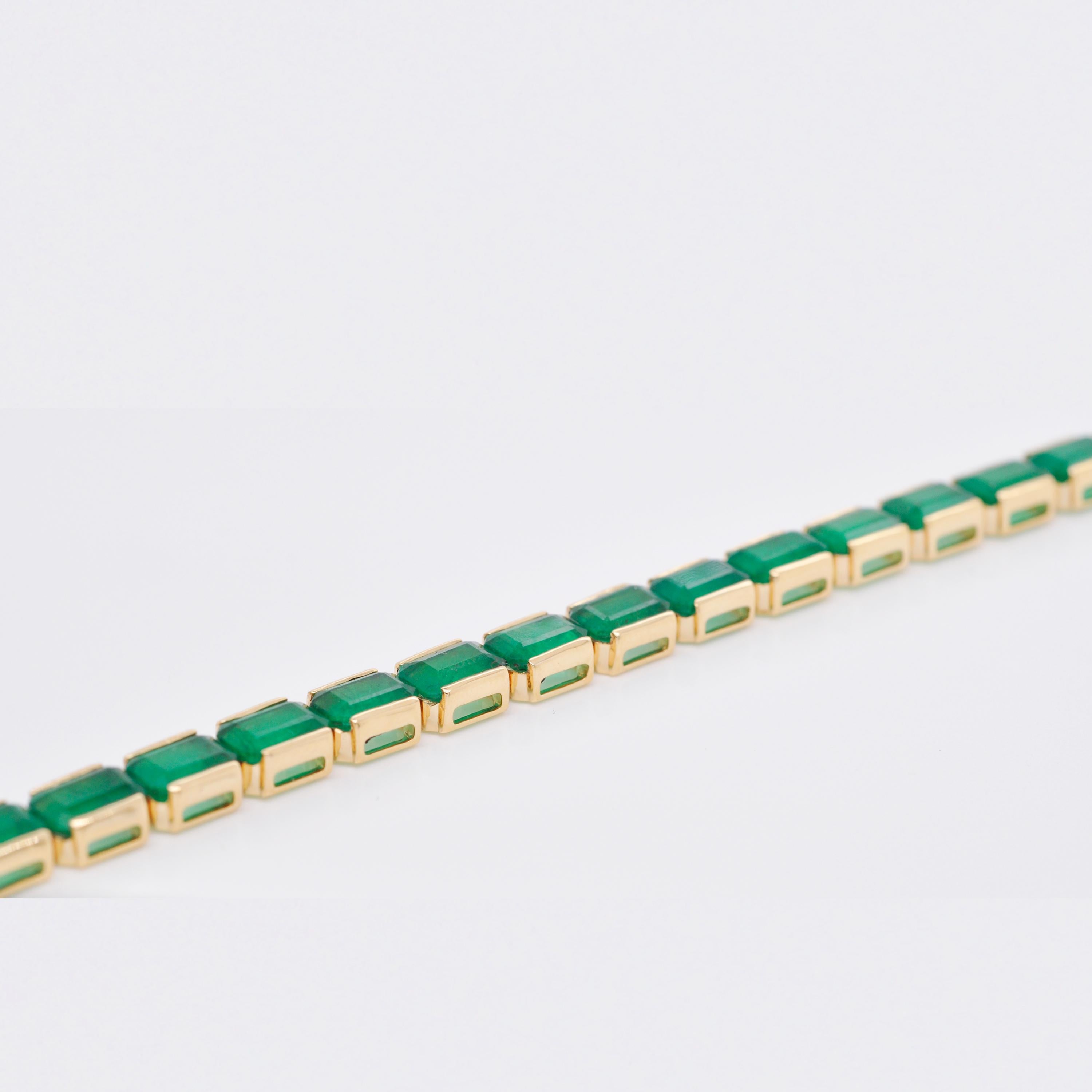 18 Karat Gold 16.97 Carat Octagon Brazilian Emerald Tennis Line Bracelet For Sale 3