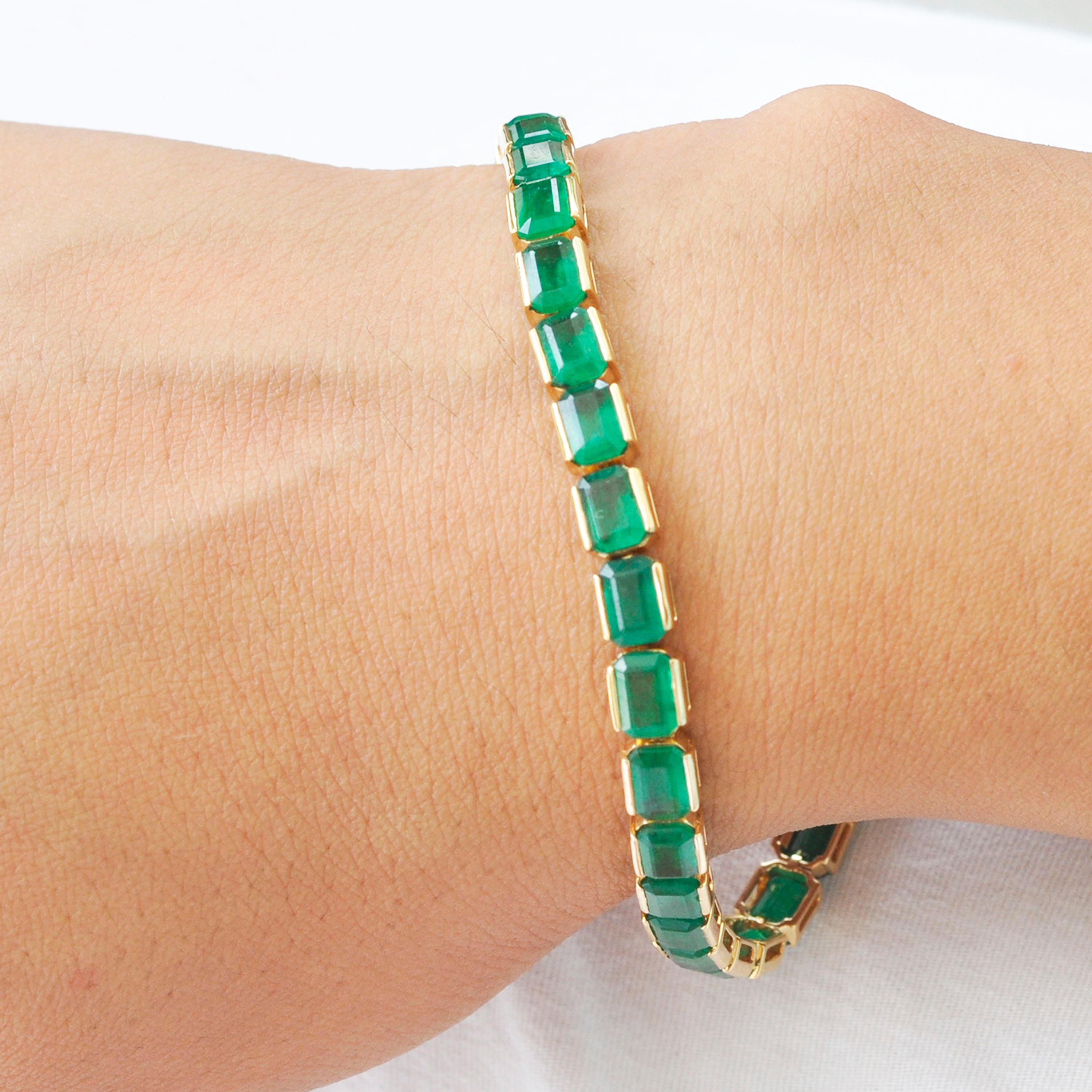 Le bracelet ligne de tennis en or 18 carats 16,97 carats octogone d'émeraude brésilienne est un chef-d'œuvre de haute joaillerie qui respire le luxe et l'élégance. Ce bracelet présente une étonnante collection d'émeraudes brésiliennes d'un vert vif