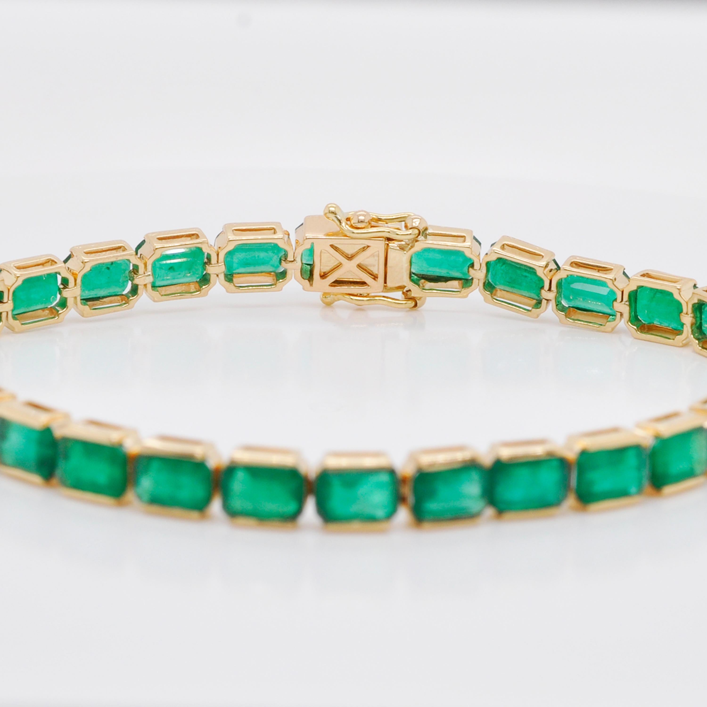 Modern 18 Karat Gold 16.97 Carat Octagon Brazilian Emerald Tennis Line Bracelet For Sale