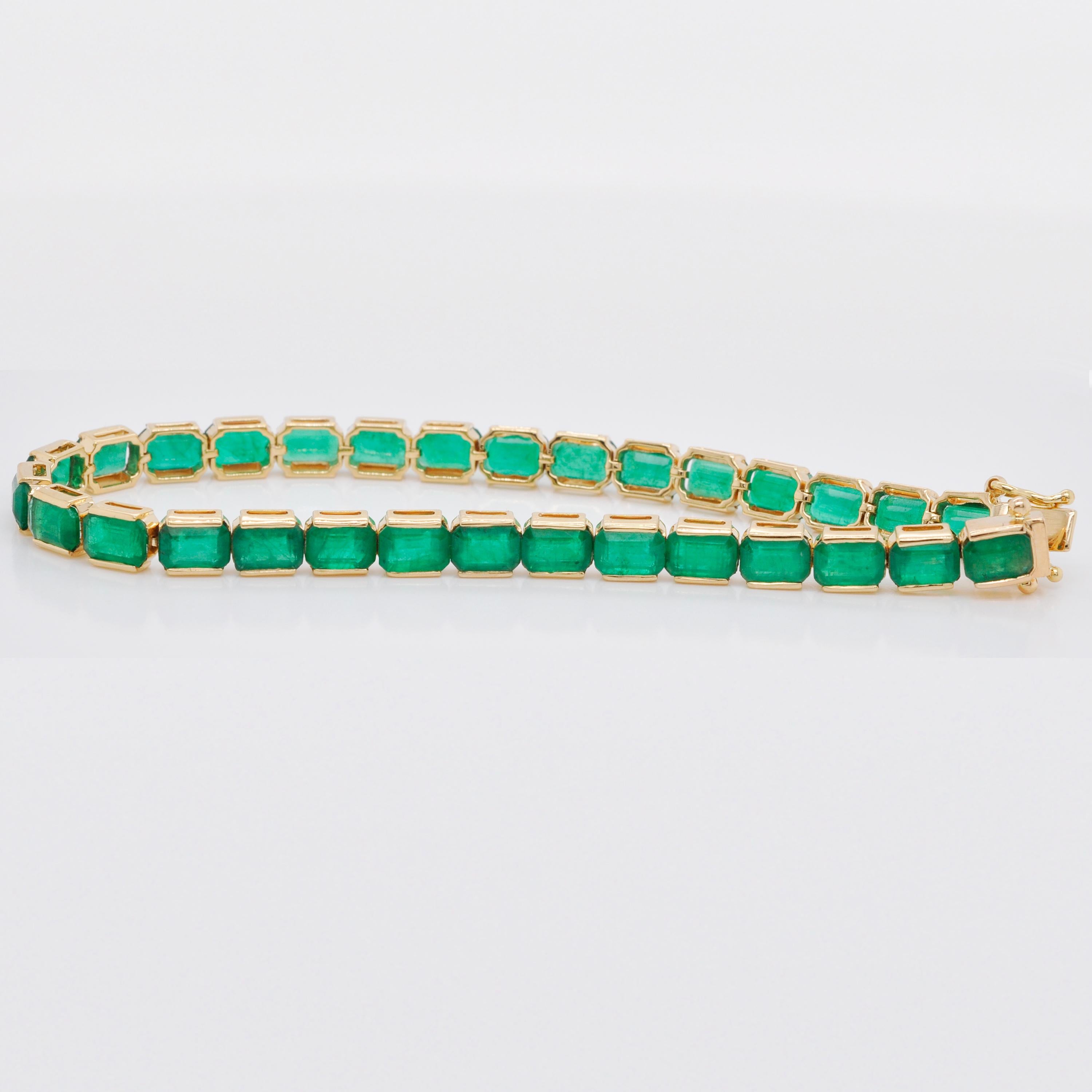 18 Karat Gold 16.97 Carat Octagon Brazilian Emerald Tennis Line Bracelet In New Condition For Sale In Jaipur, Rajasthan