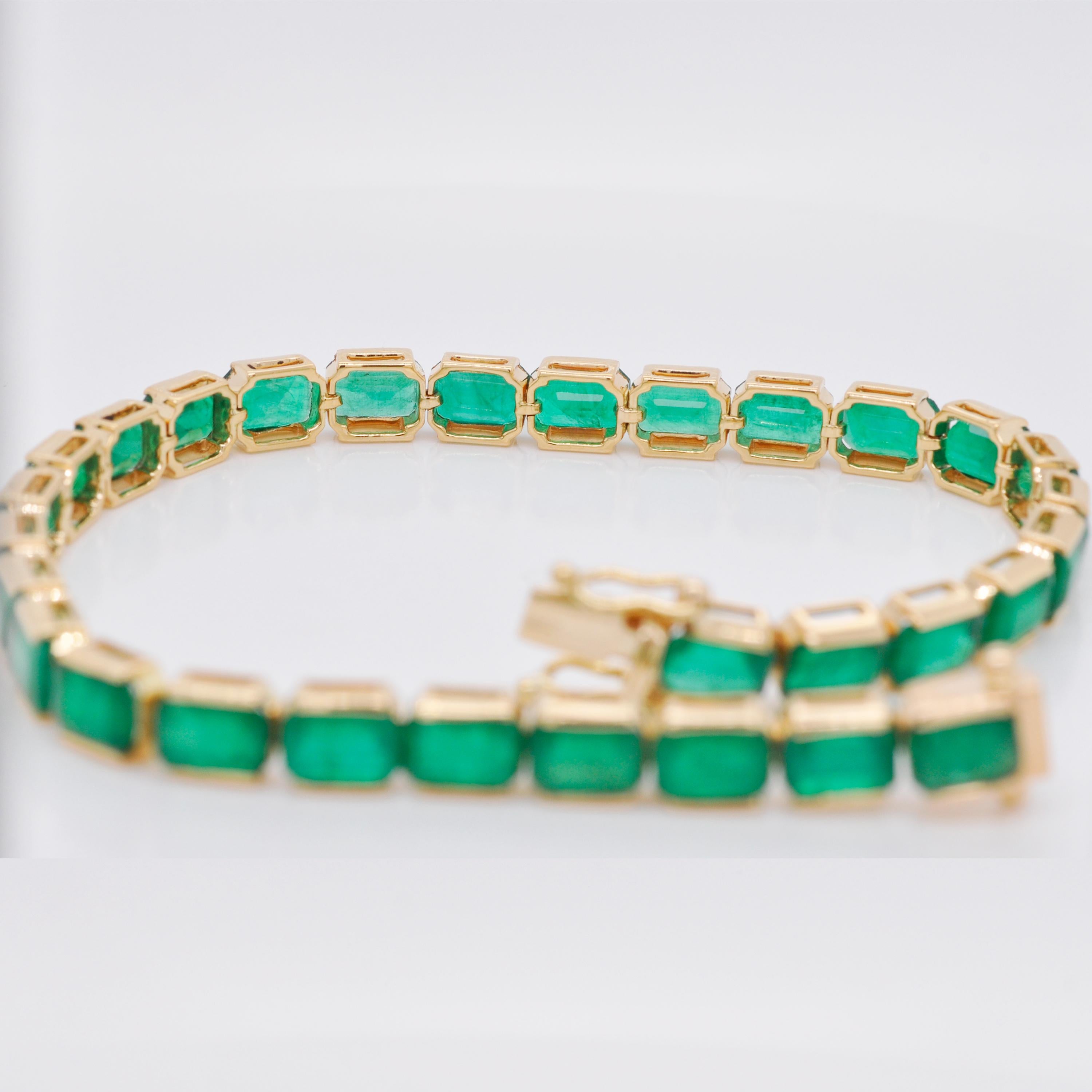 Women's 18 Karat Gold 16.97 Carat Octagon Brazilian Emerald Tennis Line Bracelet For Sale