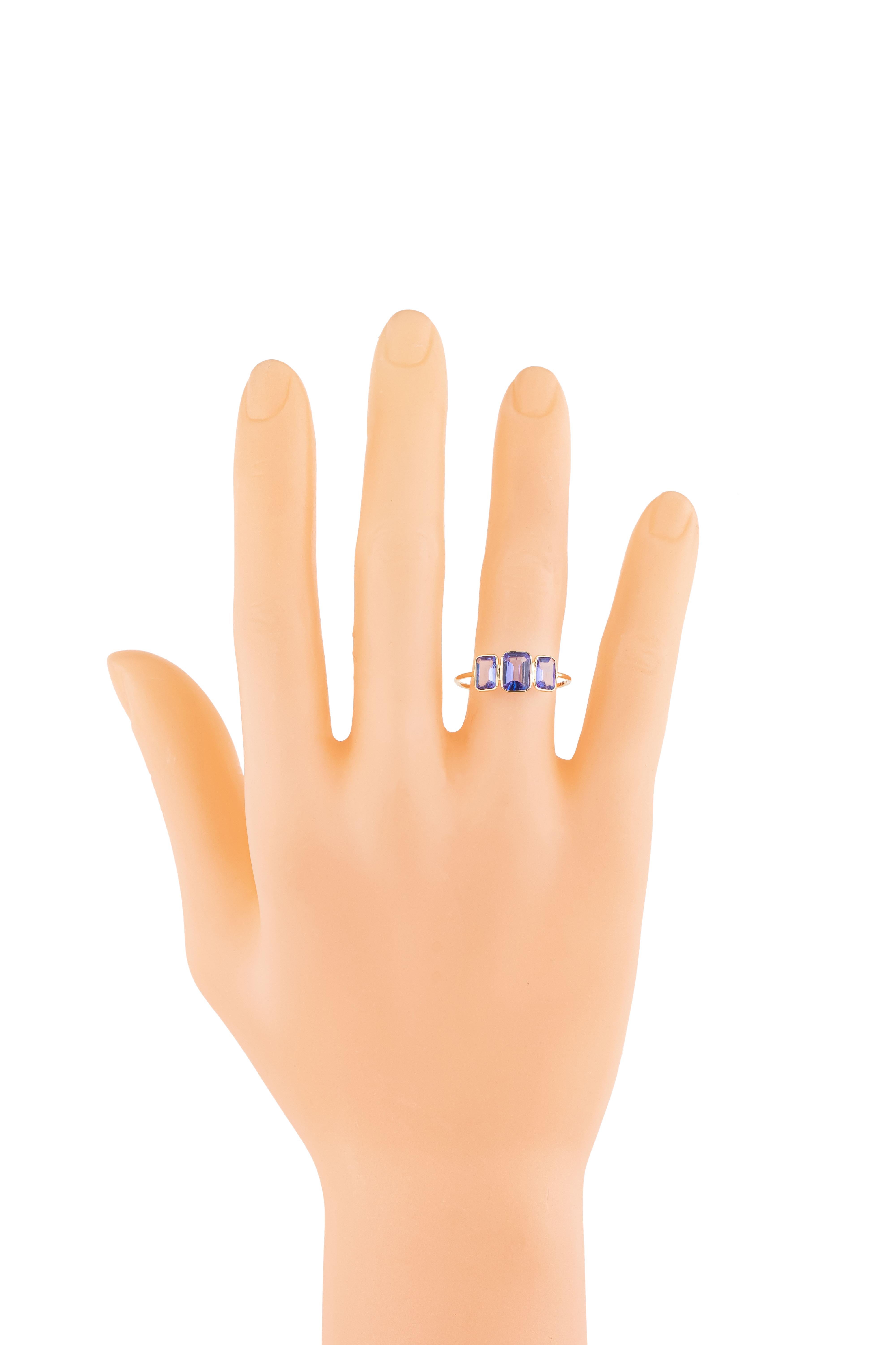 18 Karat Gold 1.7 Carat Tanzanite Three Stone Ring In New Condition For Sale In Jaipur, IN