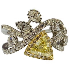 18 Karat Gold 1.77 Carat Diamond and Fancy Yellow Diamond Cocktail Ring 18 Karat Gold 1.77 Carat Diamond and Fancy Yellow Diamond Cocktail Ring