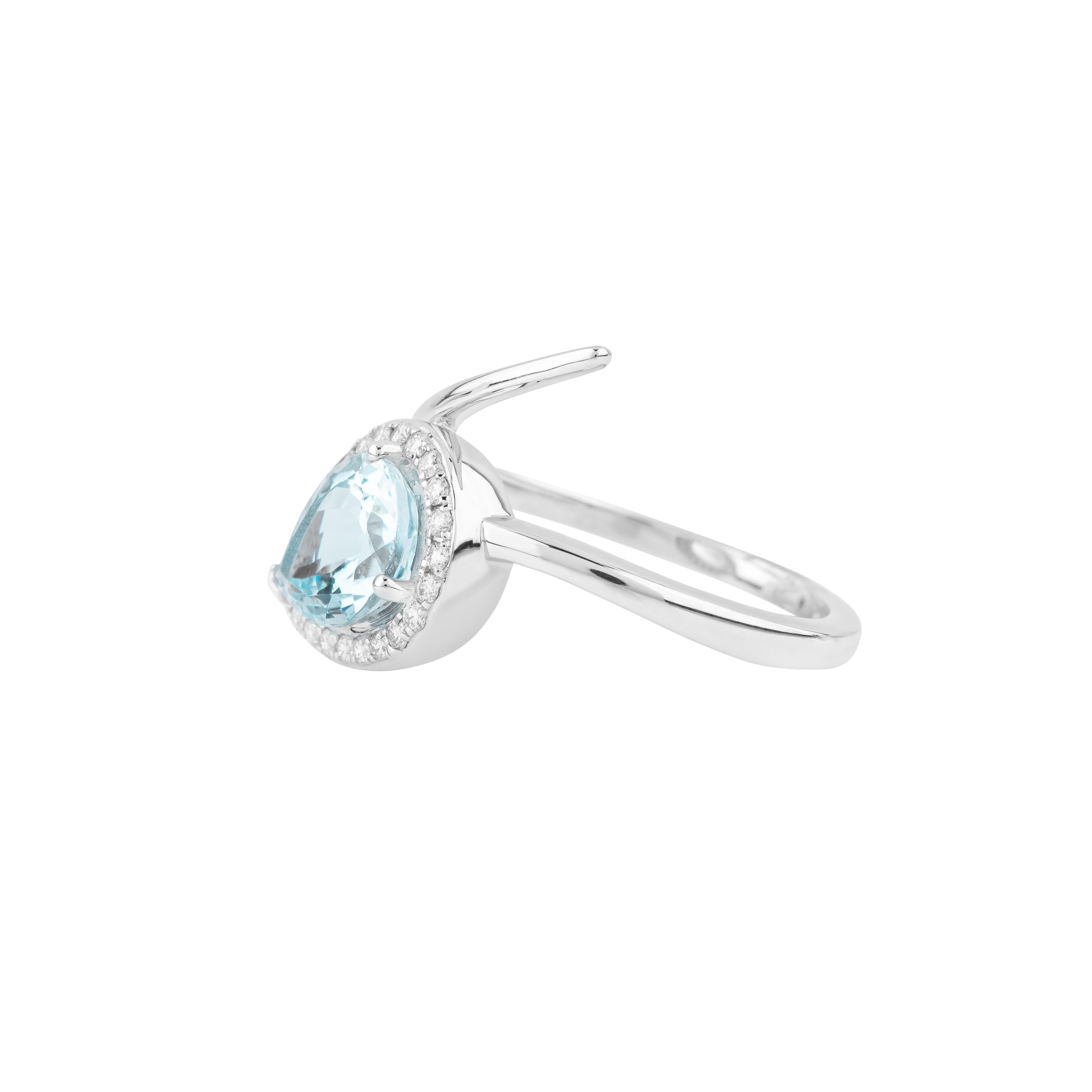 Modern 18 Karat Gold 1.82 Carat Diamond and Aquamarine Cocktail Ring For Sale