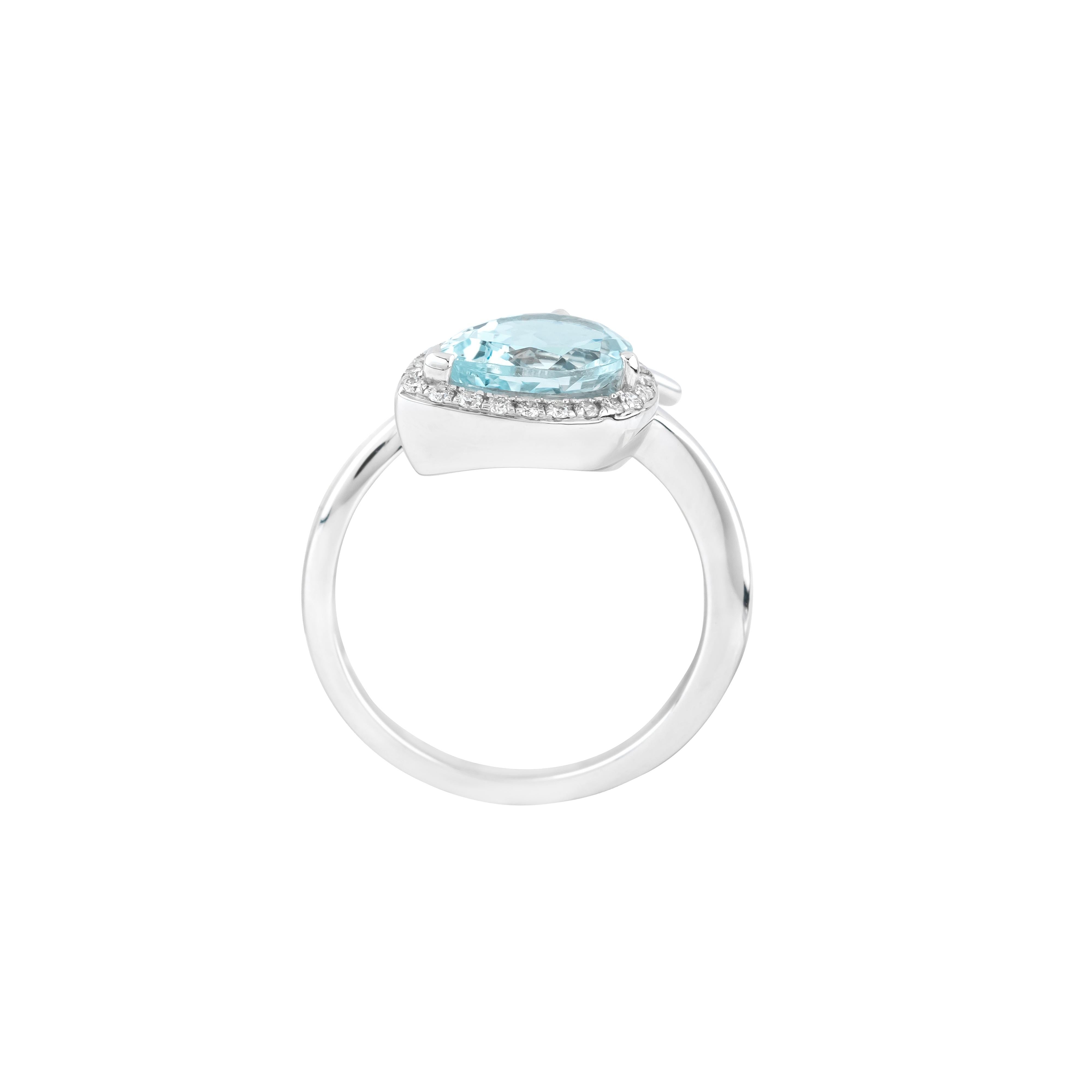Brilliant Cut 18 Karat Gold 1.82 Carat Diamond and Aquamarine Cocktail Ring For Sale