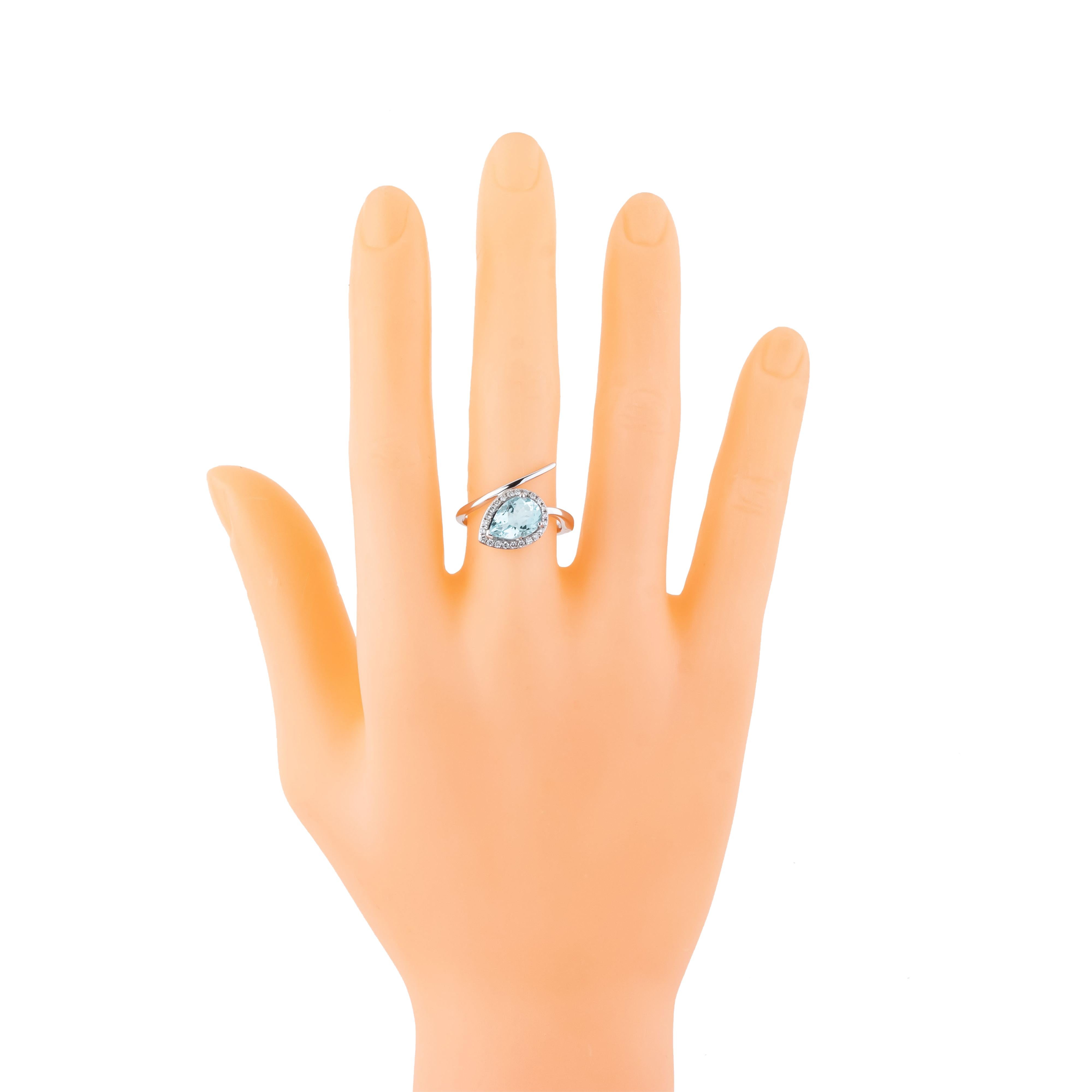 18 Karat Gold 1.82 Carat Diamond and Aquamarine Cocktail Ring In New Condition For Sale In Jaipur, IN