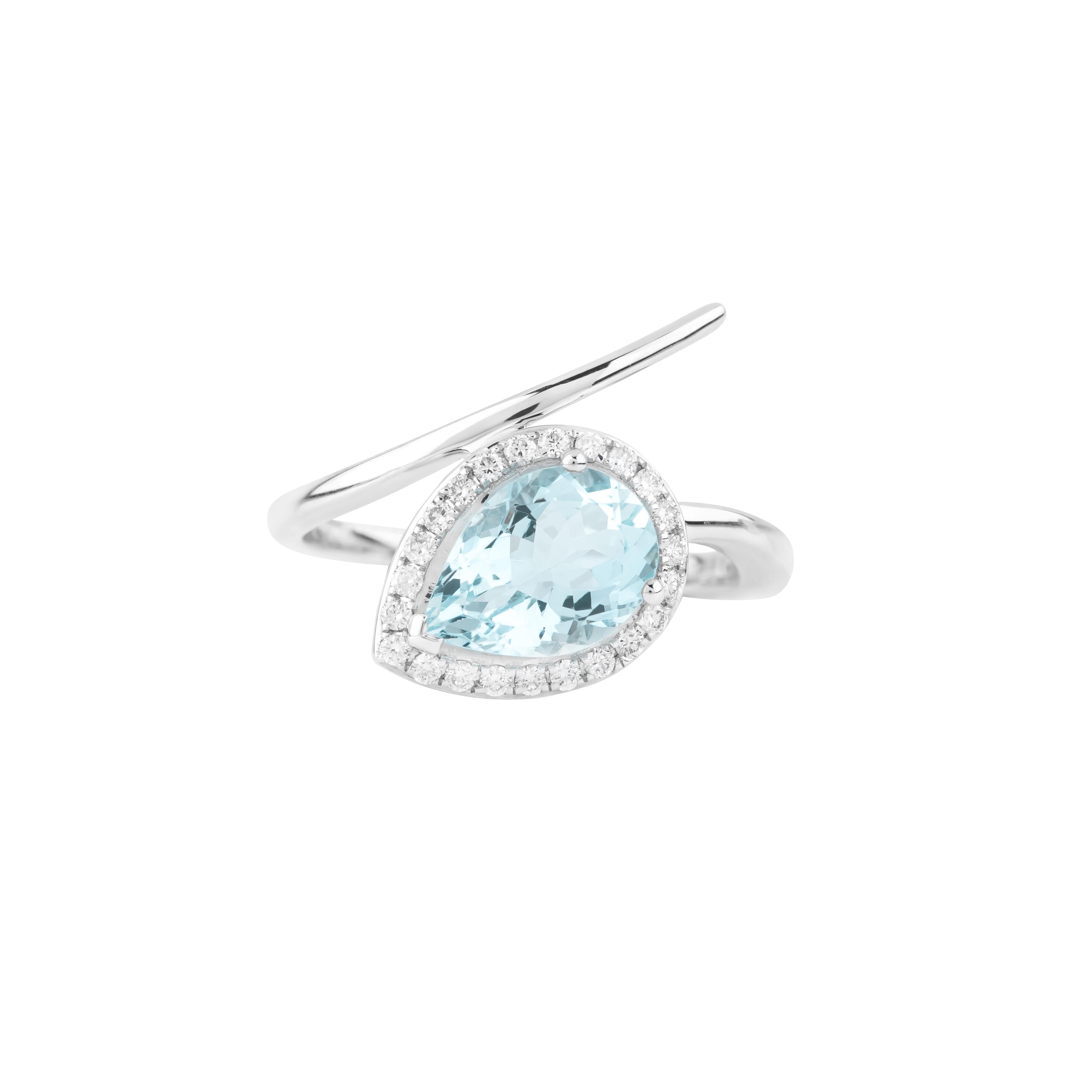 Women's 18 Karat Gold 1.82 Carat Diamond and Aquamarine Cocktail Ring For Sale
