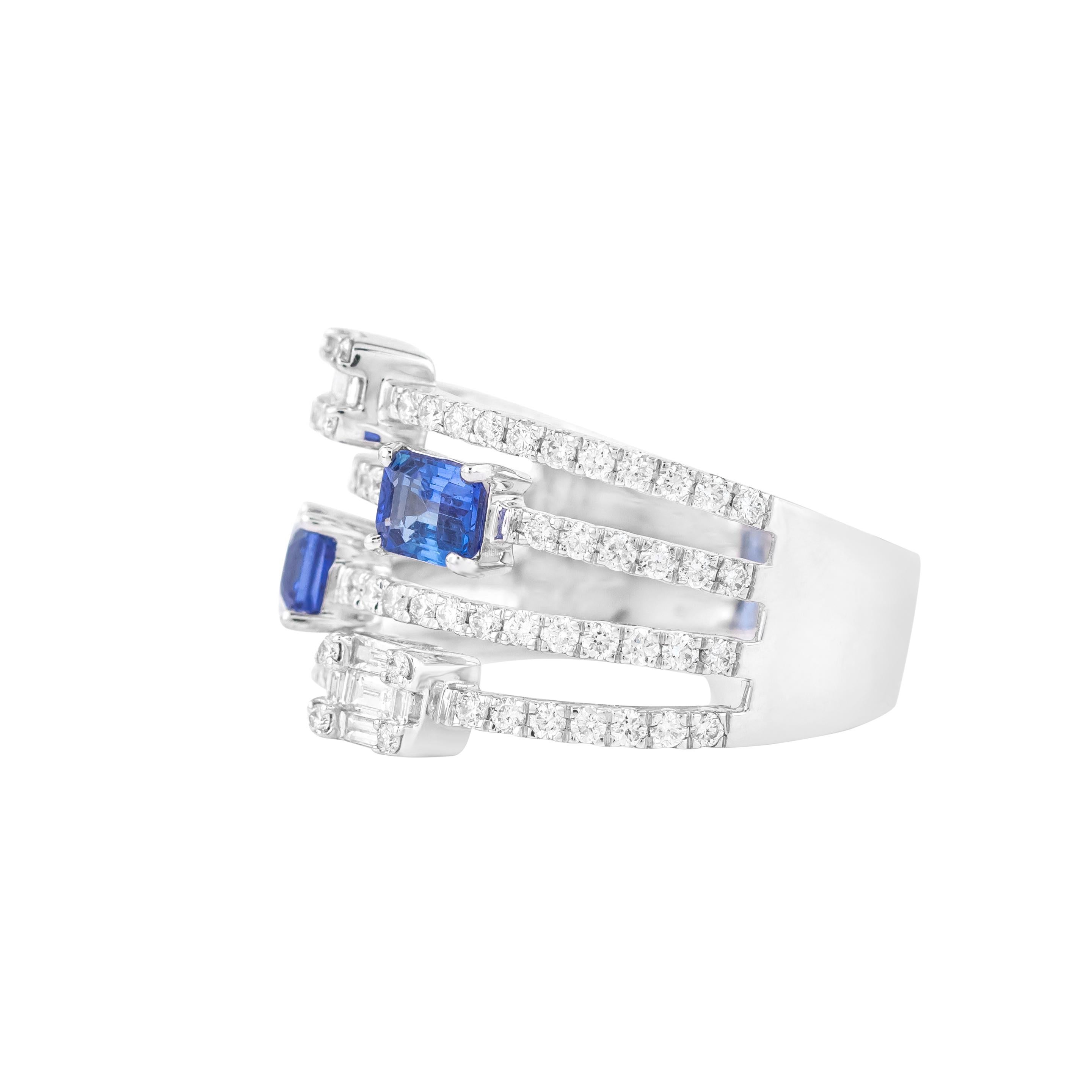 Taille émeraude Bague d'affirmation en or 18 carats avec diamants et saphirs de 1,82 carat en vente