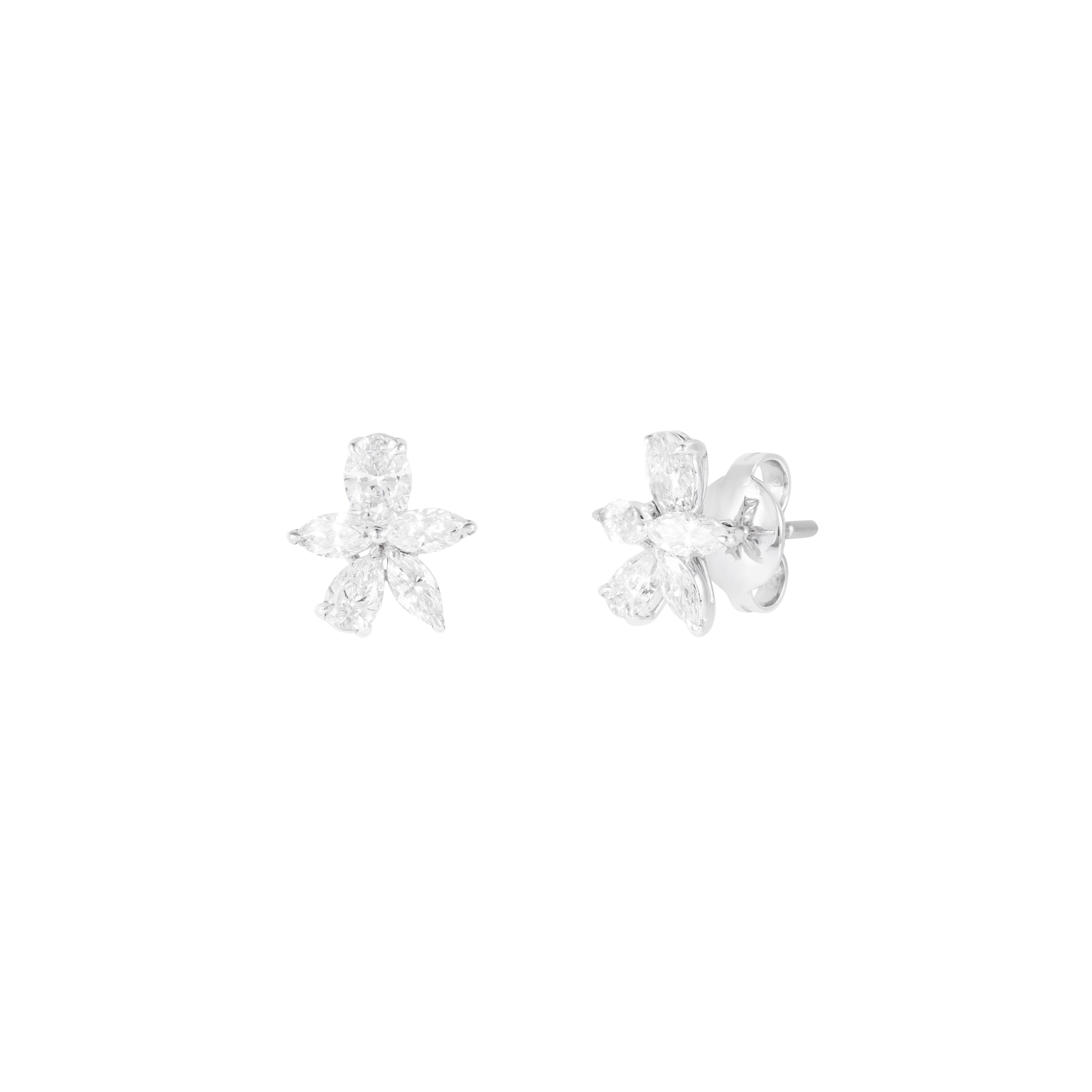 Estos pendientes de oro de 18 quilates, una refinada muestra de precisión y proporción, están adornados con 1,82 quilates de diamantes de talla redonda de primera calidad. Cada piedra se selecciona cuidadosamente a mano y se combina según su brillo,