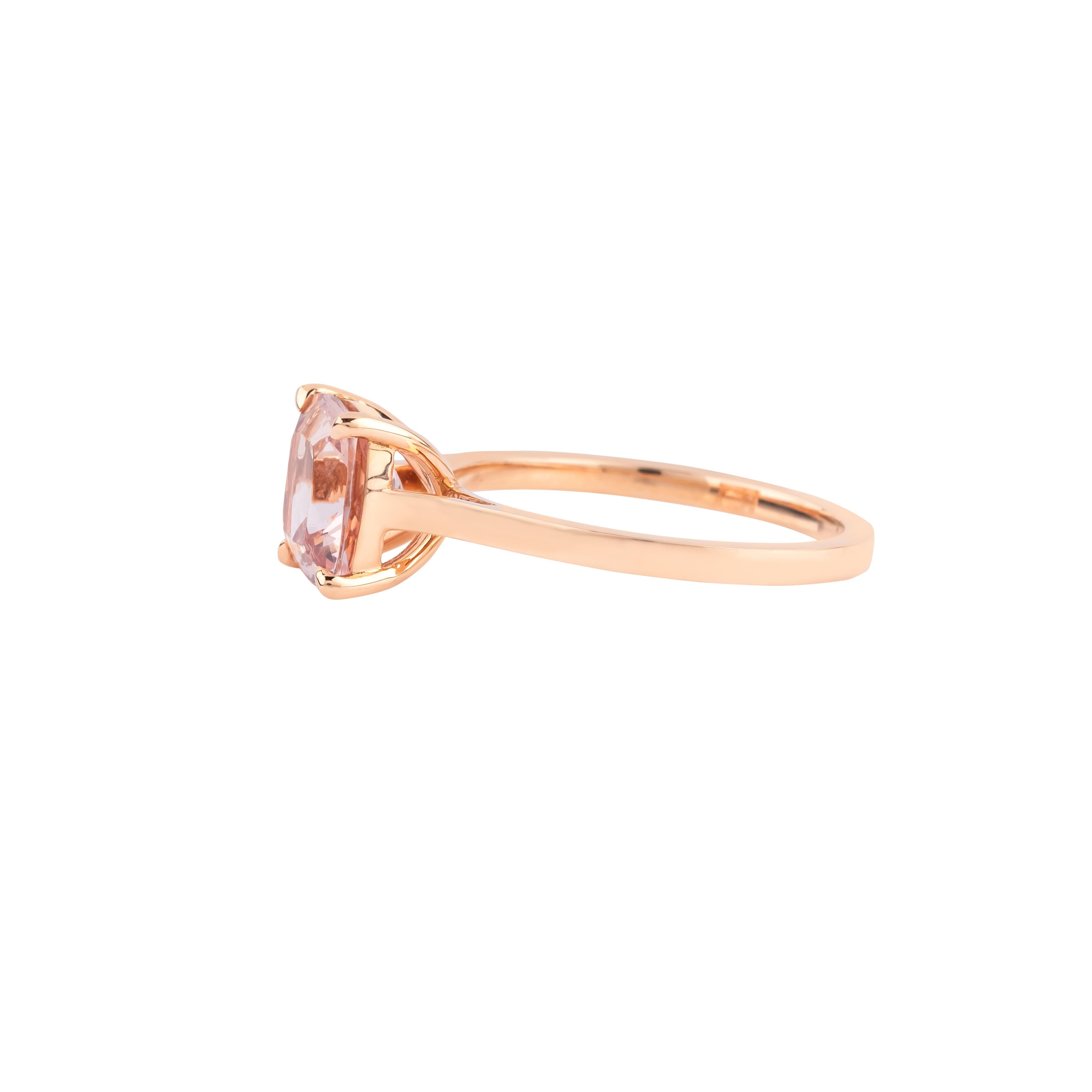 Questo anello da cocktail in oro 18 carati da 1,85 carati con morganite mostra un'armoniosa fusione di lusso ed eleganza. Il cuore è costituito da una splendida morganite, tagliata con cura per esaltarne la luminosità e il fascino intrinseco. Con un