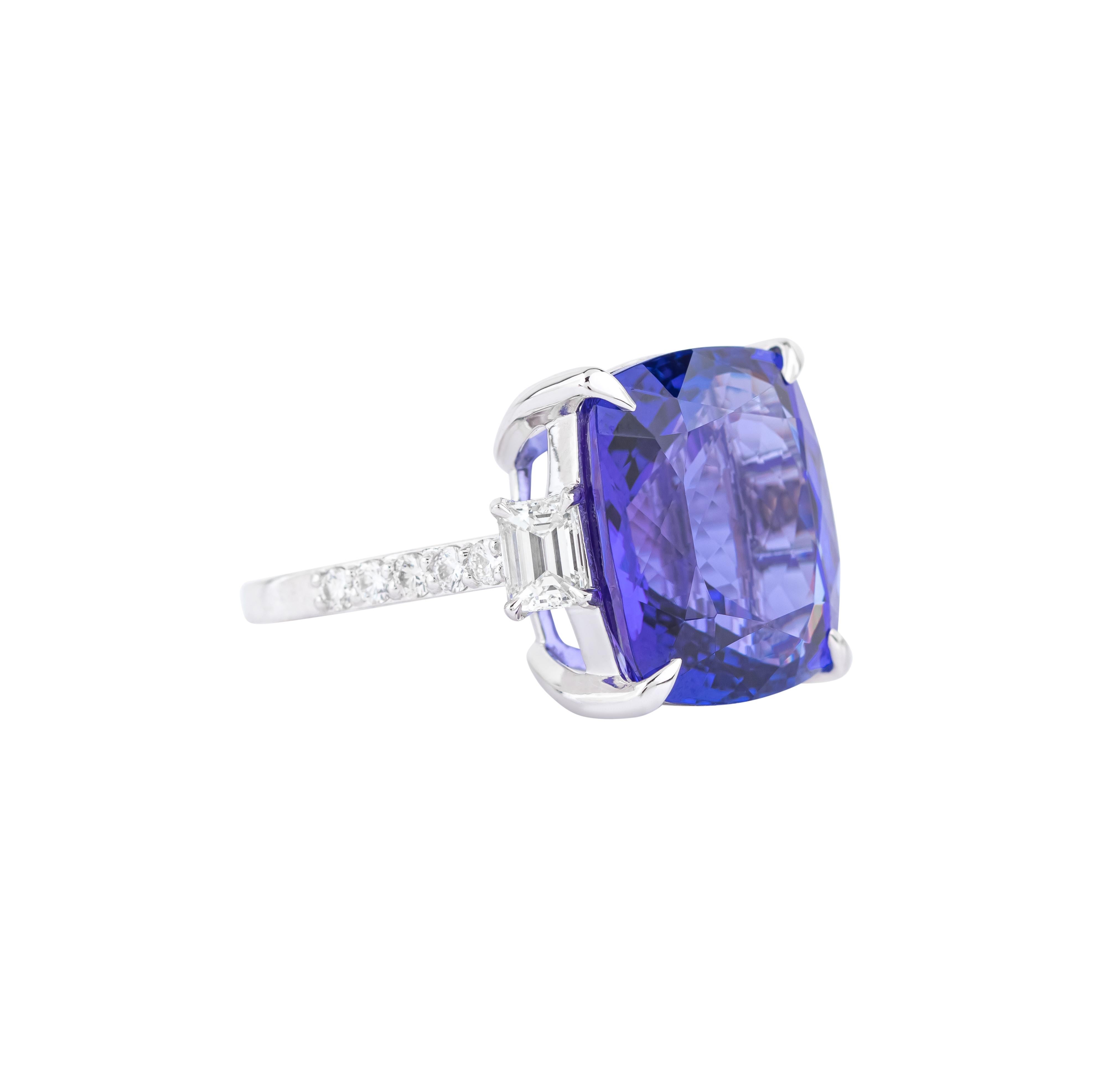 Modern 18 Karat Gold 18.85 Carat Diamond and Tanzanite Solitaire Ring For Sale