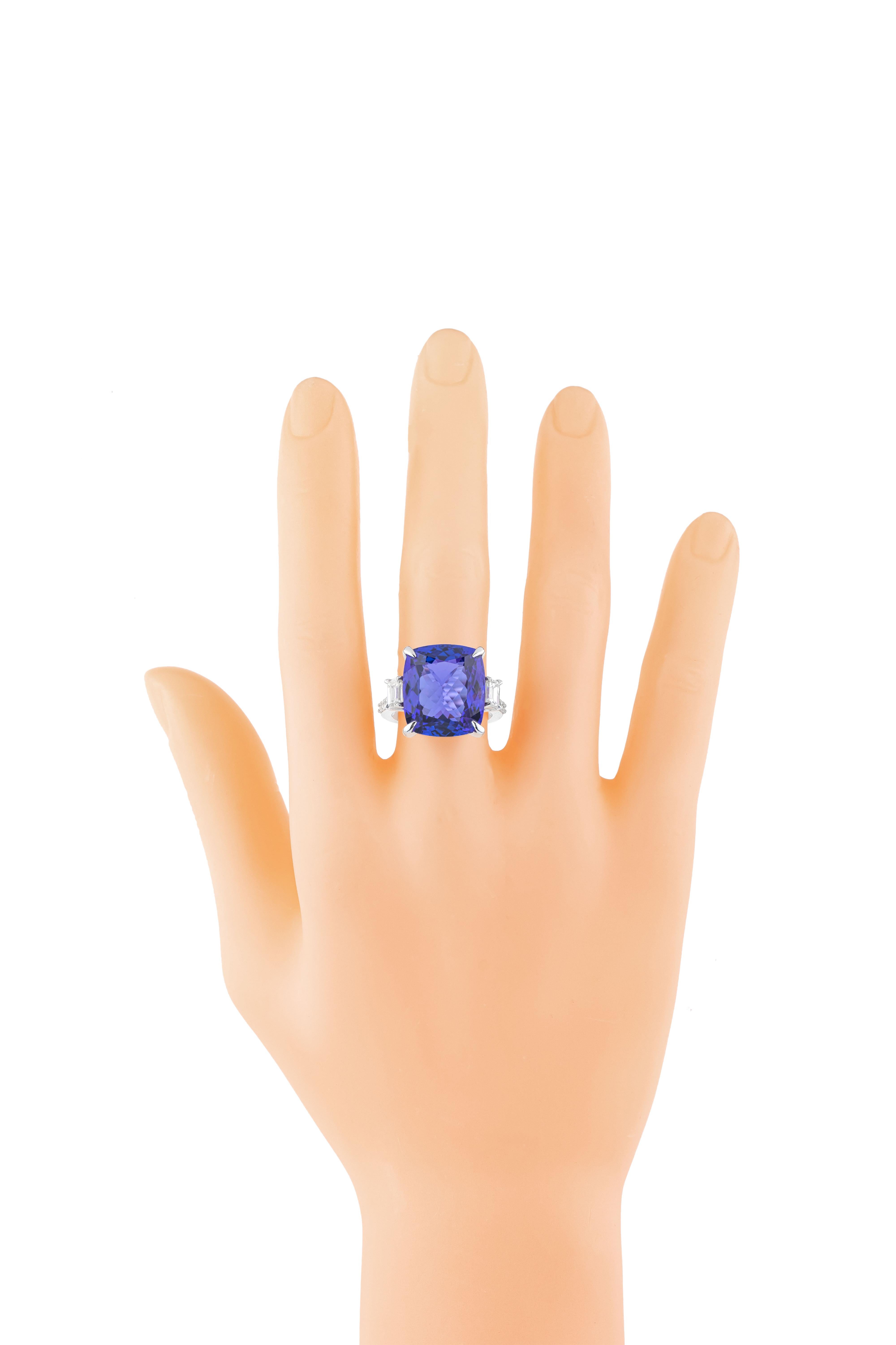 Women's 18 Karat Gold 18.85 Carat Diamond and Tanzanite Solitaire Ring For Sale