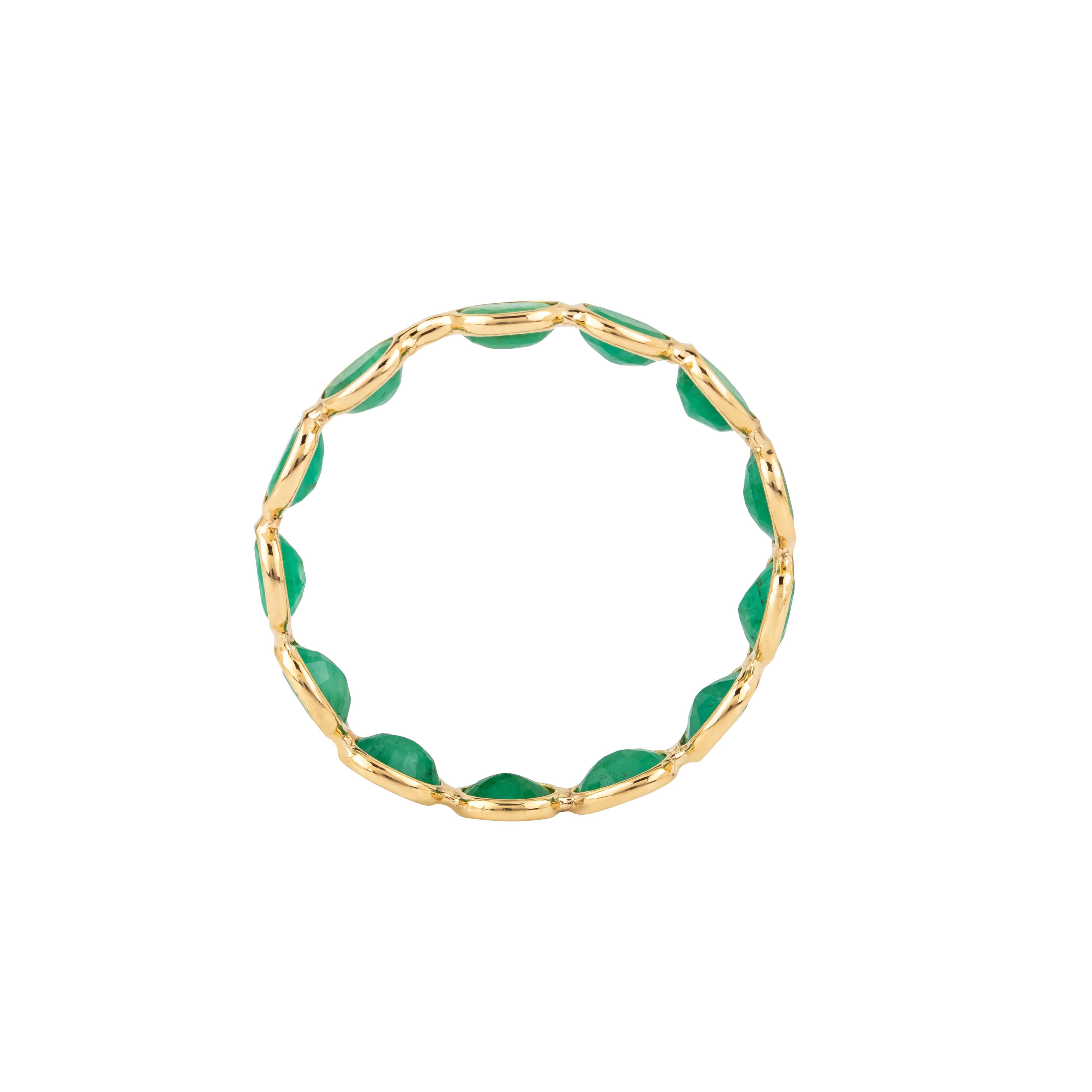 Brilliant Cut 18 Karat Gold 1.9 Carat Emerald Band Ring For Sale