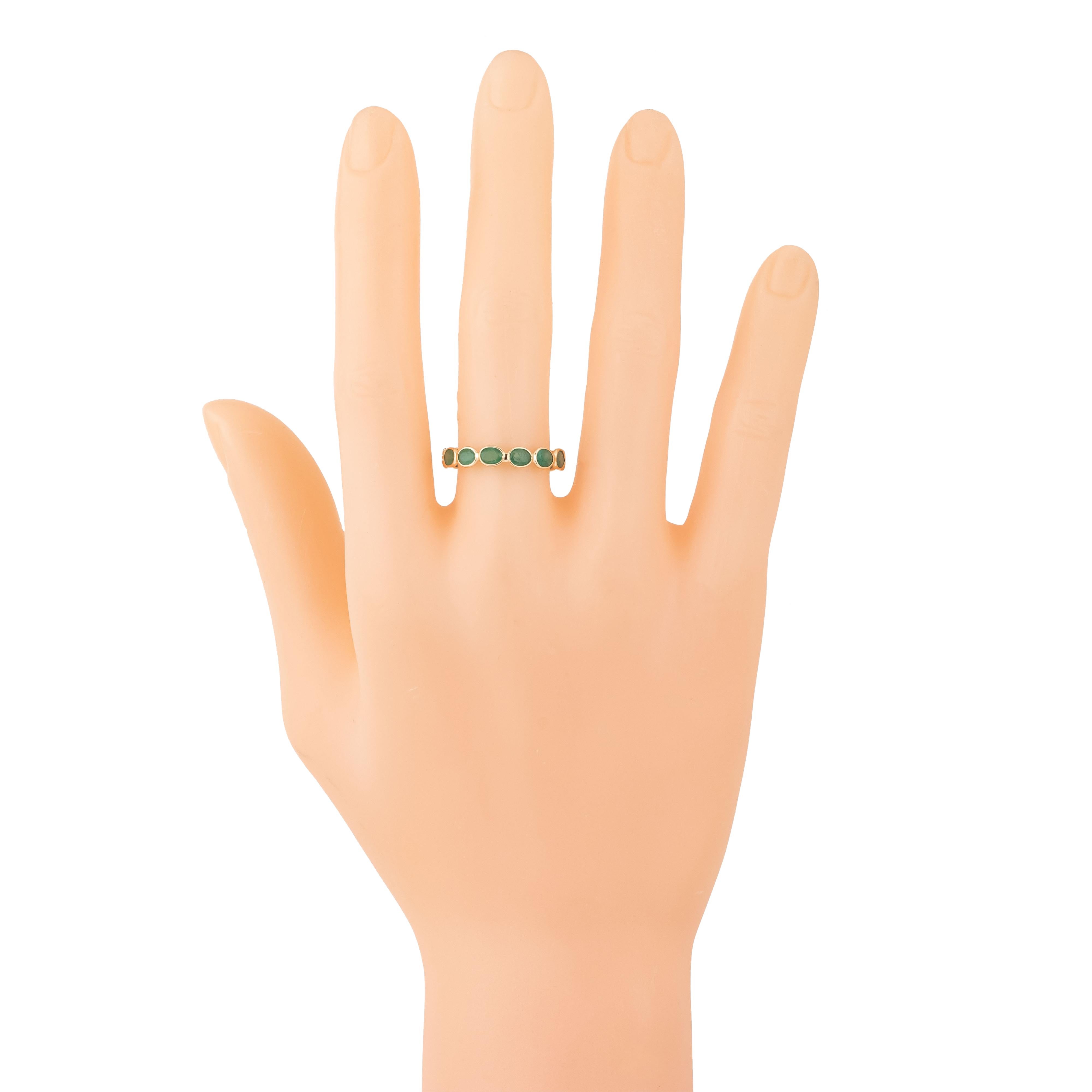 18 Karat Gold 1.9 Carat Emerald Band Ring In New Condition For Sale In Jaipur, IN