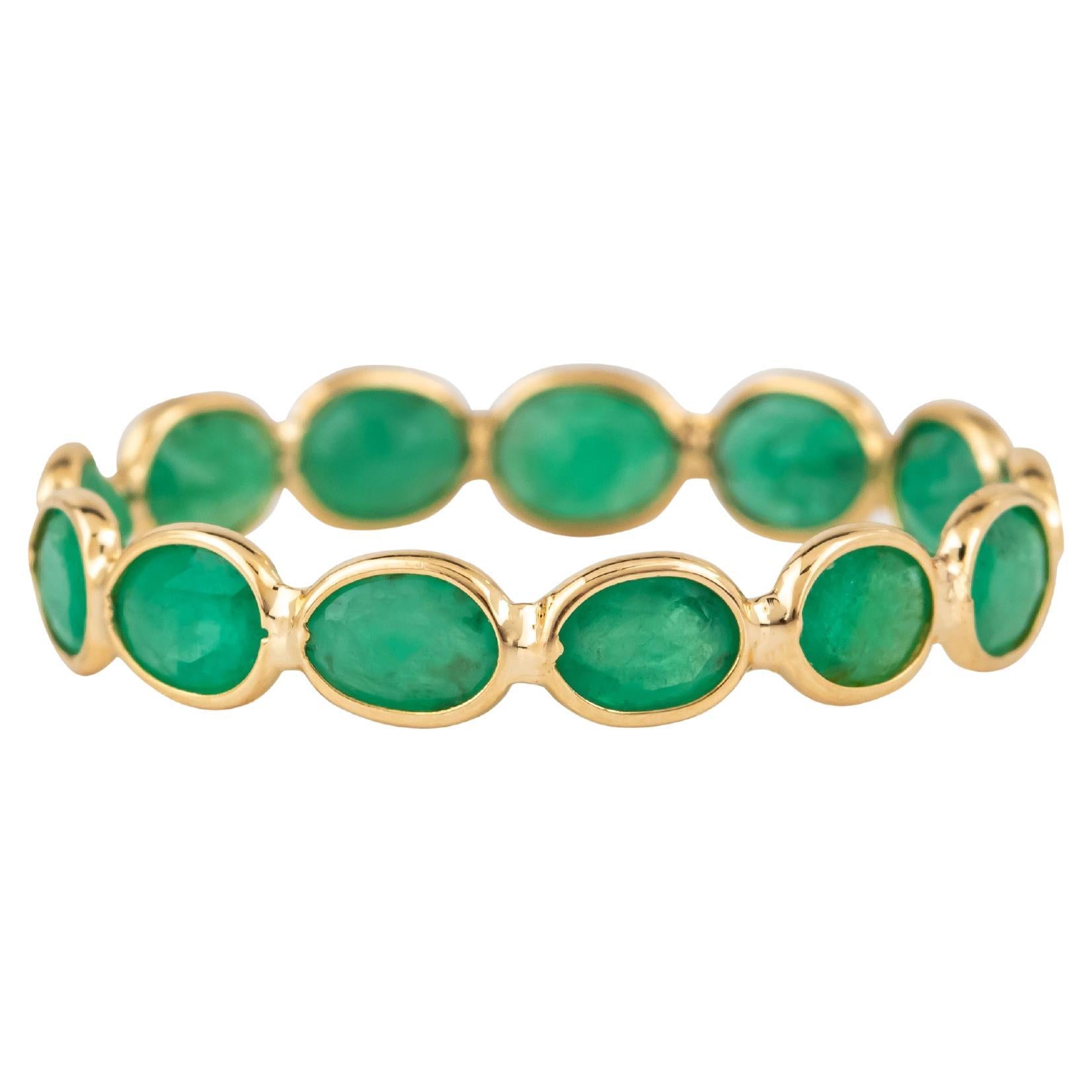 18 Karat Gold 1.9 Carat Emerald Band Ring For Sale