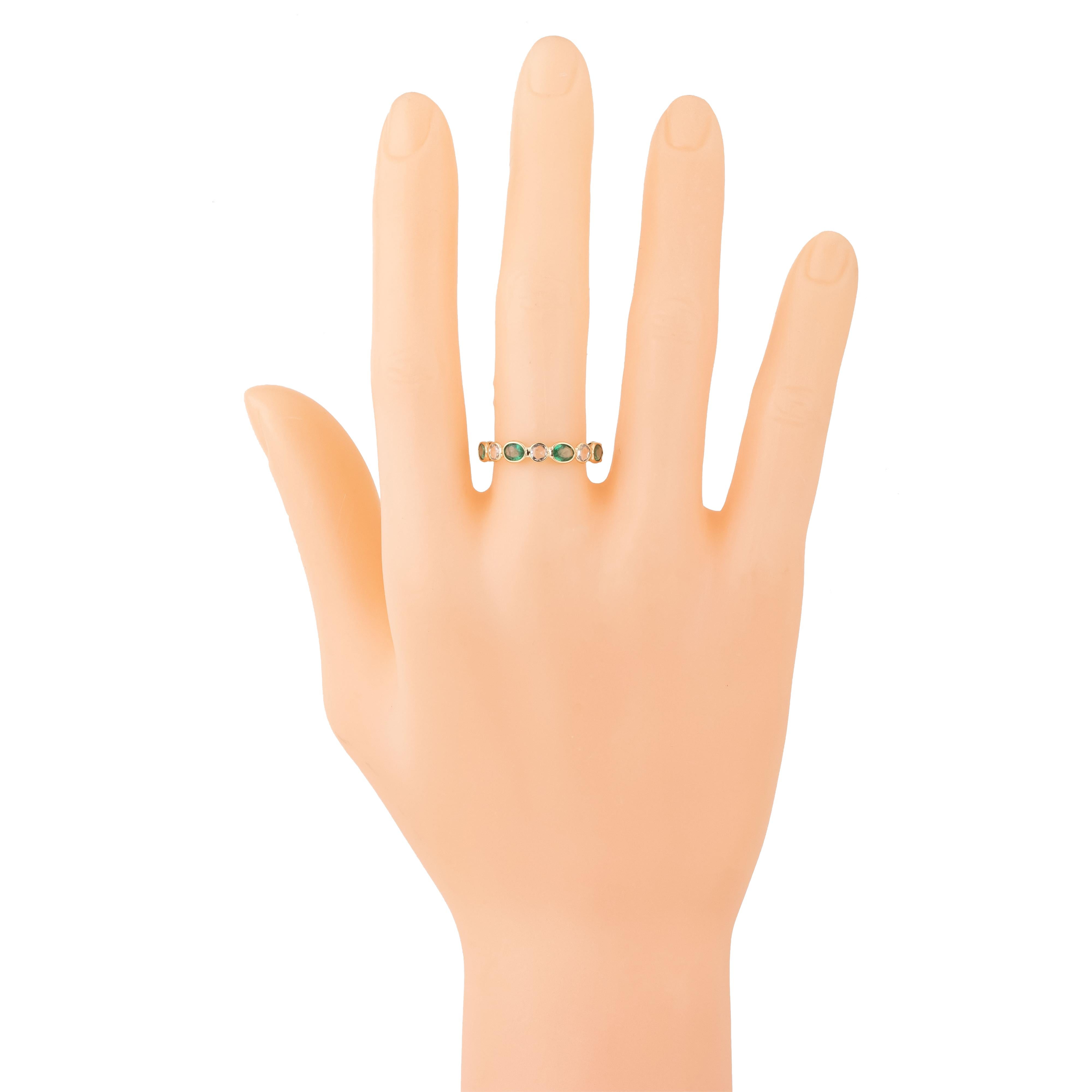 18 Karat Gold 1.95 Carat White Sapphires and Emerald Eternity Ring In New Condition For Sale In Jaipur, IN