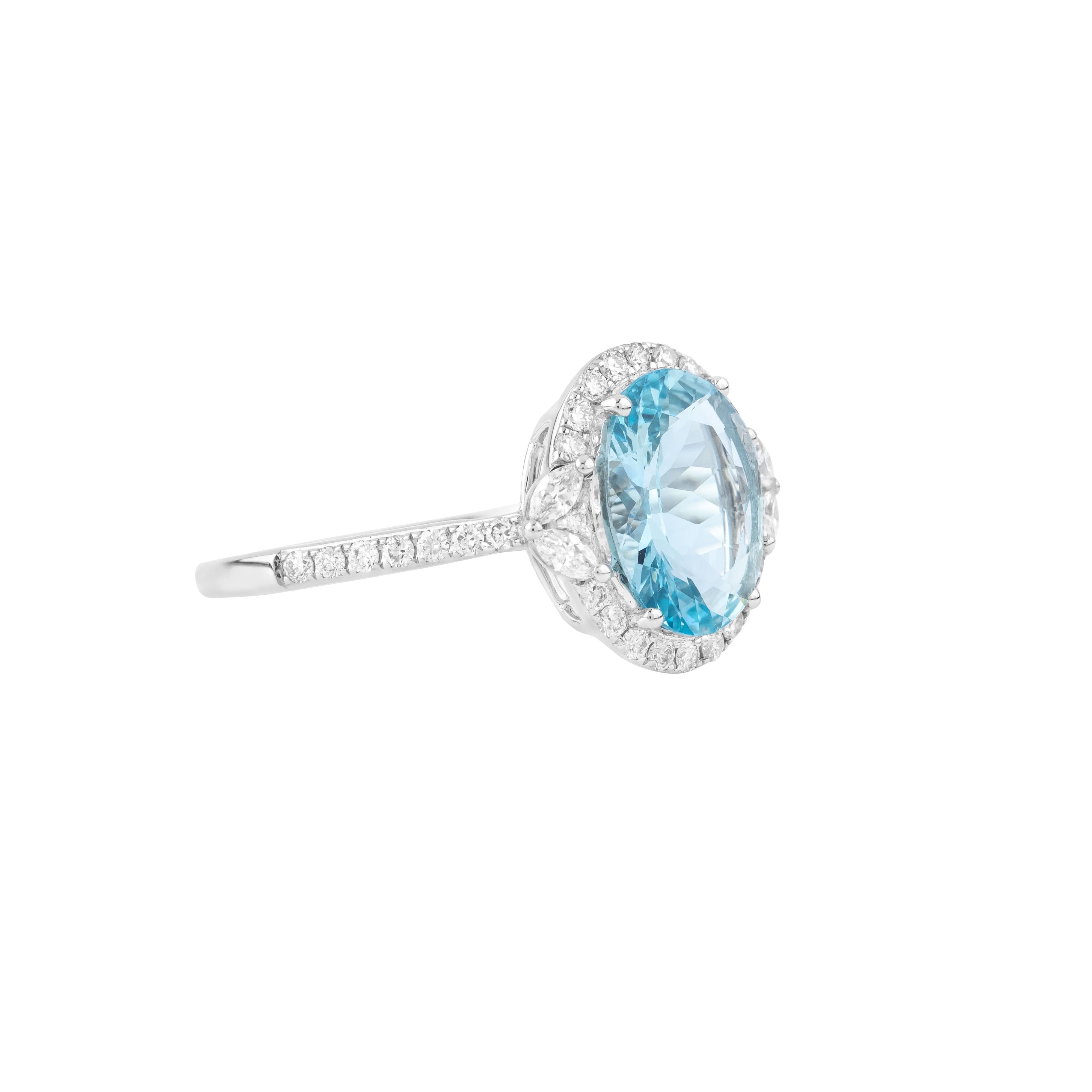 Contemporary 18 Karat Gold 2 Carat Diamond and Aquamarine Modern Fashion Ring For Sale