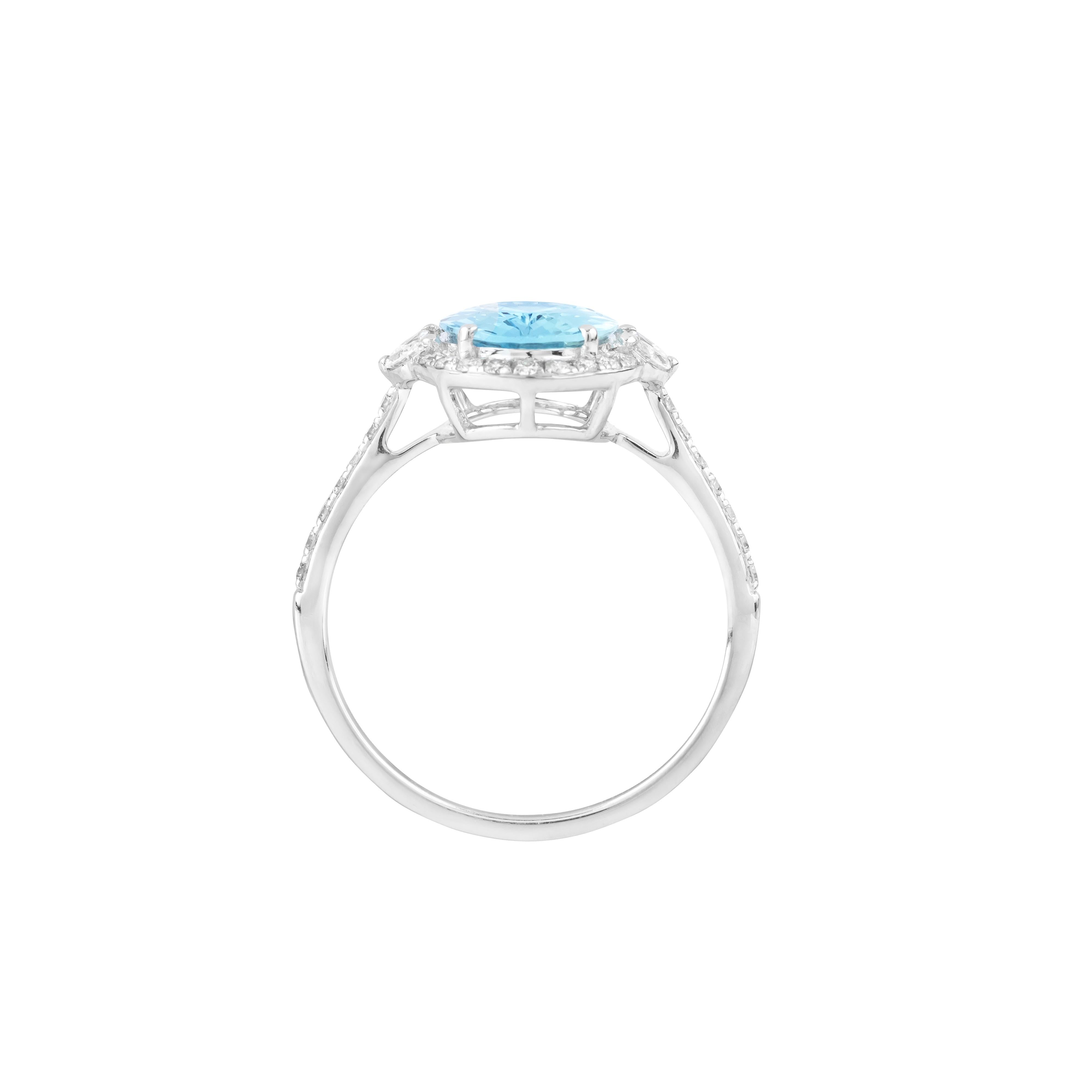 Brilliant Cut 18 Karat Gold 2 Carat Diamond and Aquamarine Modern Fashion Ring For Sale