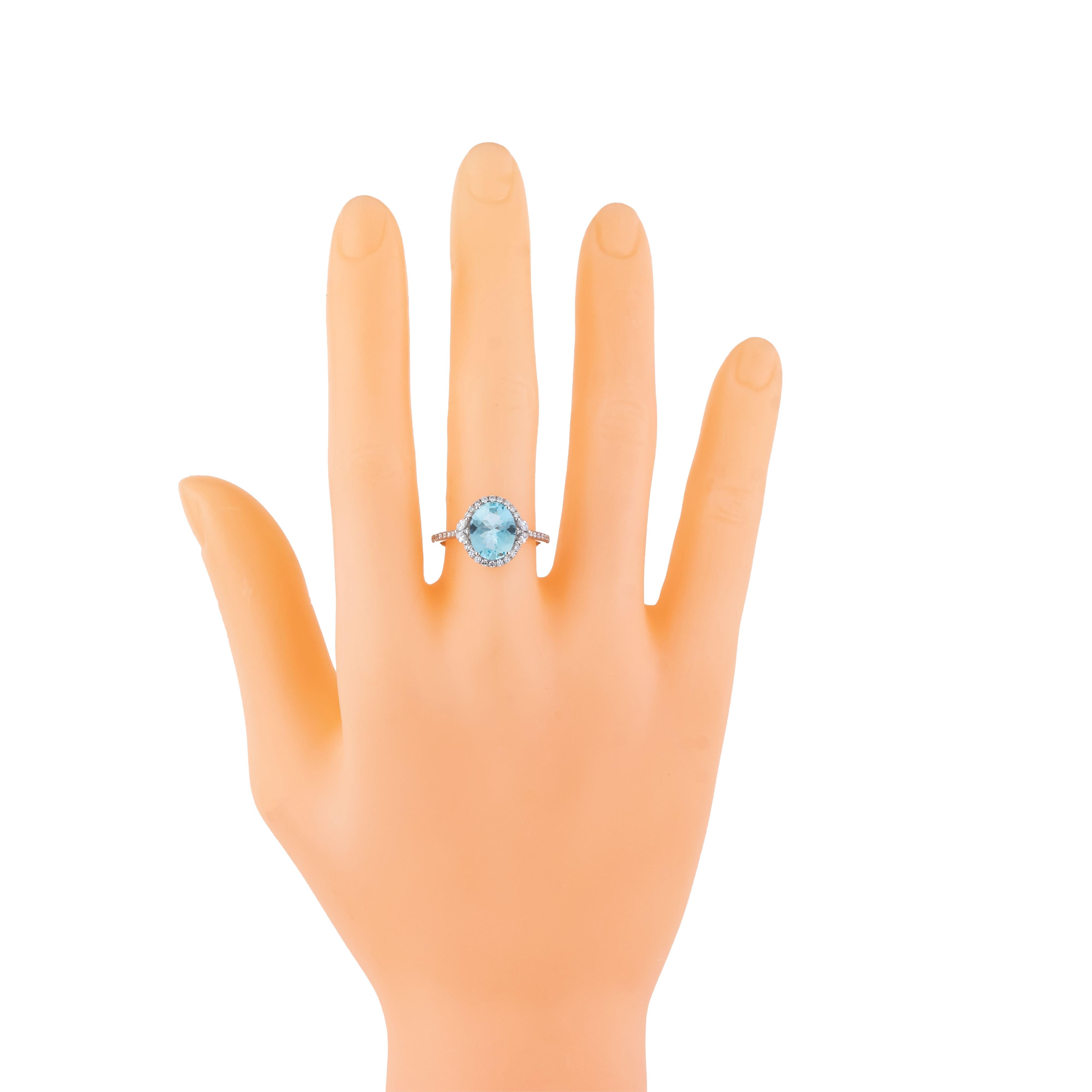 18 Karat Gold 2 Carat Diamond and Aquamarine Modern Fashion Ring In New Condition For Sale In Jaipur, IN