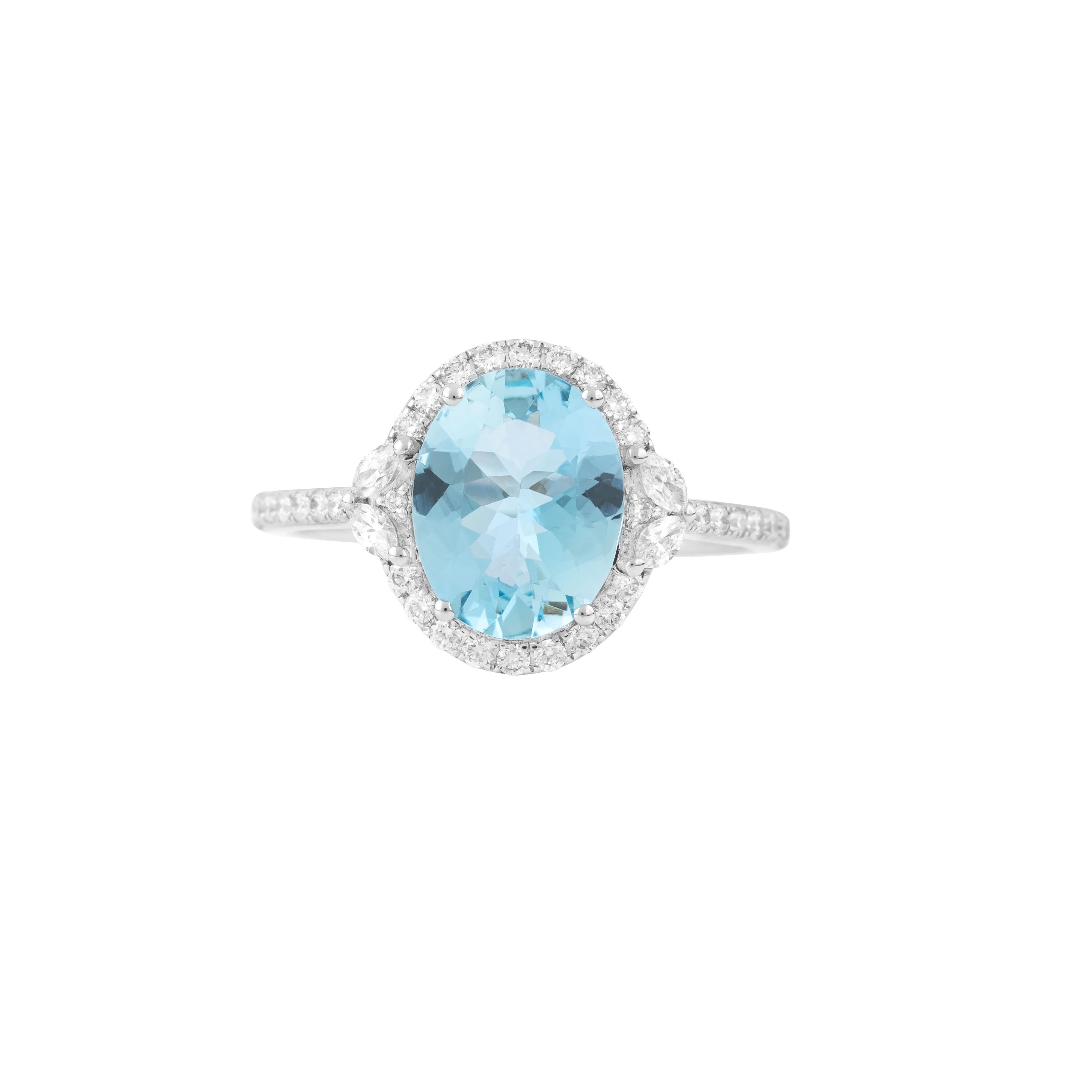 Women's 18 Karat Gold 2 Carat Diamond and Aquamarine Modern Fashion Ring For Sale
