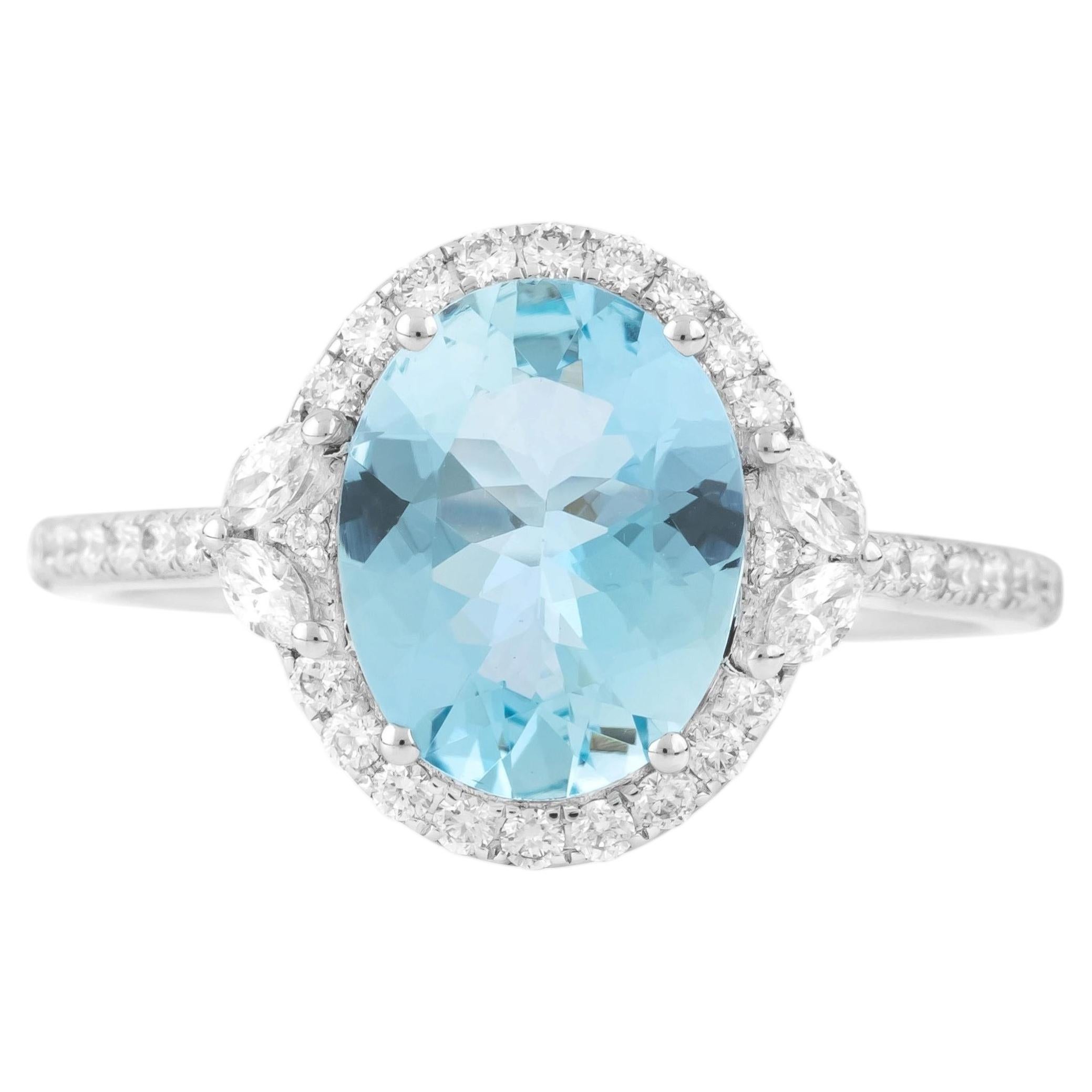 18 Karat Gold 2 Carat Diamond and Aquamarine Modern Fashion Ring