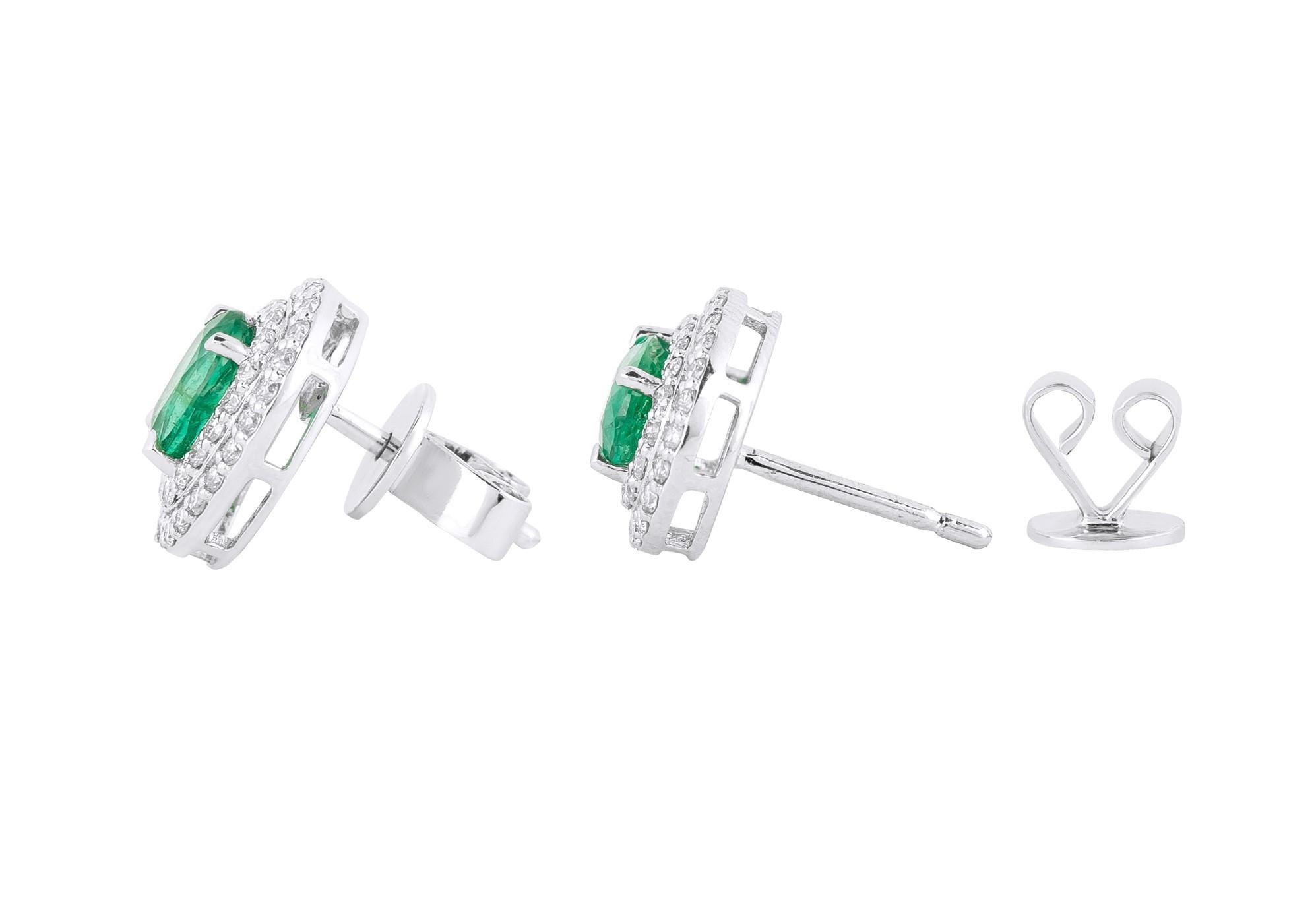 18 Karat Gold 2.04 Carat Diamond and Emerald Solitaire Stud Earrings For Sale 1