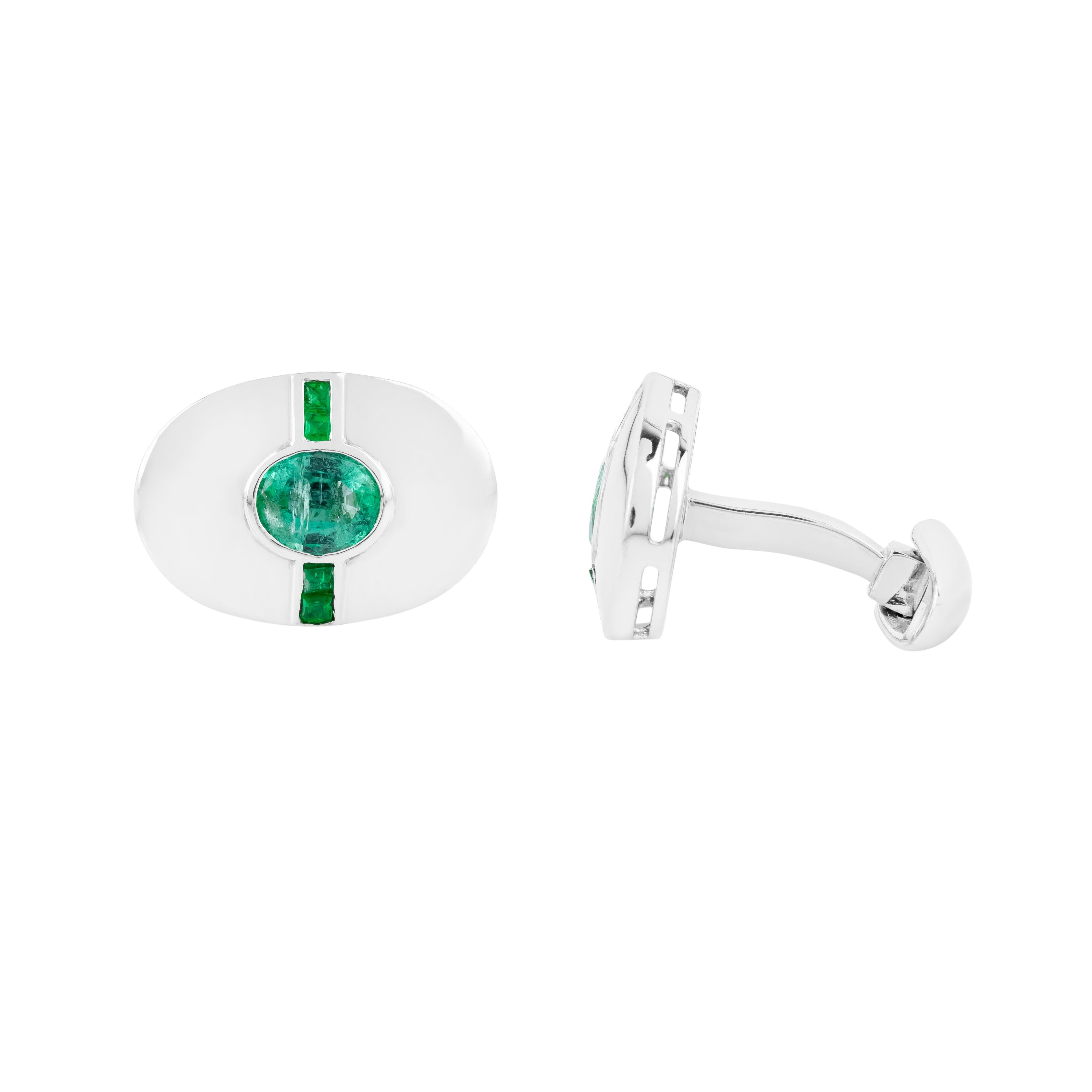 Réalisés avec une attention méticuleuse aux détails, ces boutons de manchette en or 18 carats mettent en valeur l'opulence de 2,08 carats d'émeraudes sélectionnées à la main, alliant sophistication classique et design contemporain. Les émeraudes,