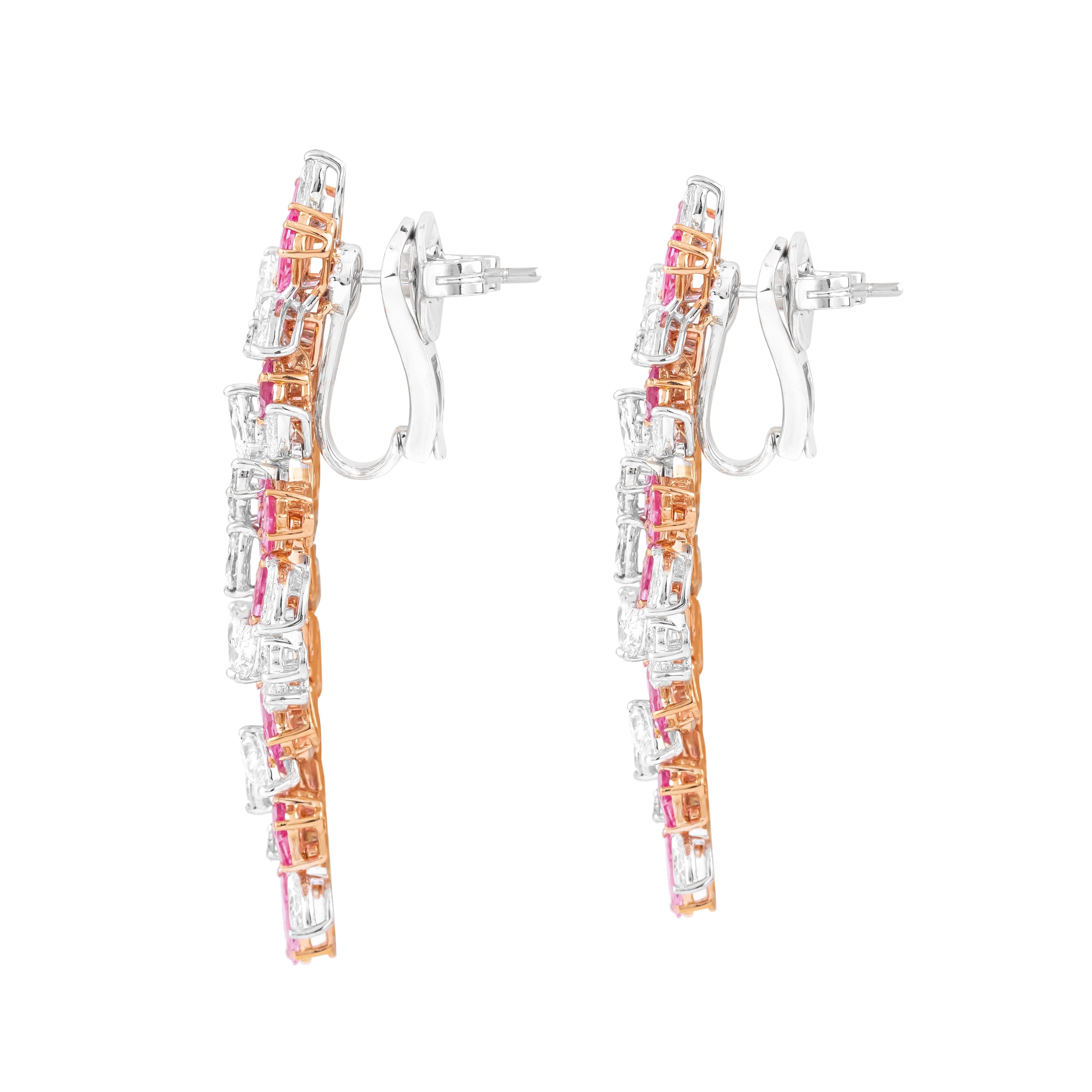 Plongez dans l'allure époustouflante de nos boucles d'oreilles chandelier en or 18 carats 21,6 carats saphir rose et diamant, où la sophistication rencontre l'extravagance dans une symphonie de pierres précieuses scintillantes et de design exquis.