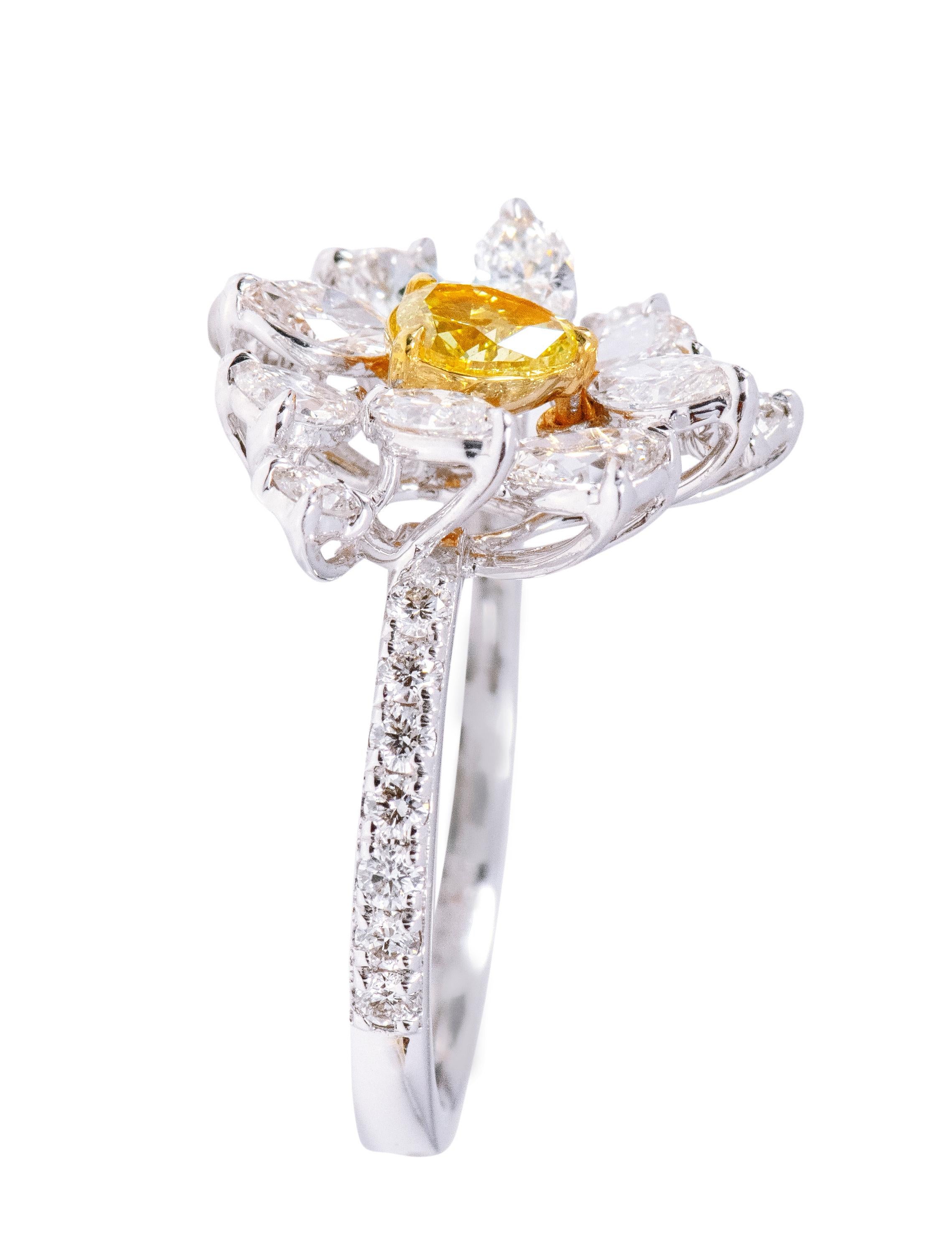 Contemporary 18 Karat Gold 2.16 Carat Yellow and White Diamond Solitaire Modulation Ring For Sale