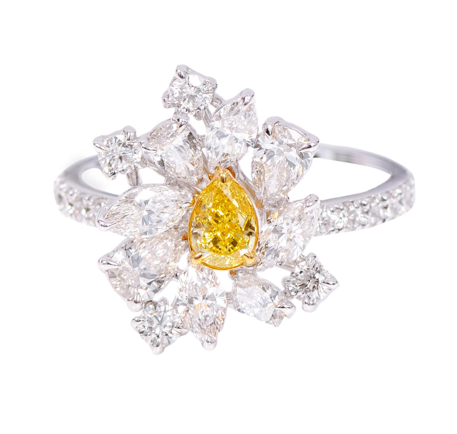 18 Karat Gold 2.16 Carat Yellow and White Diamond Solitaire Modulation Ring In New Condition For Sale In Jaipur, IN