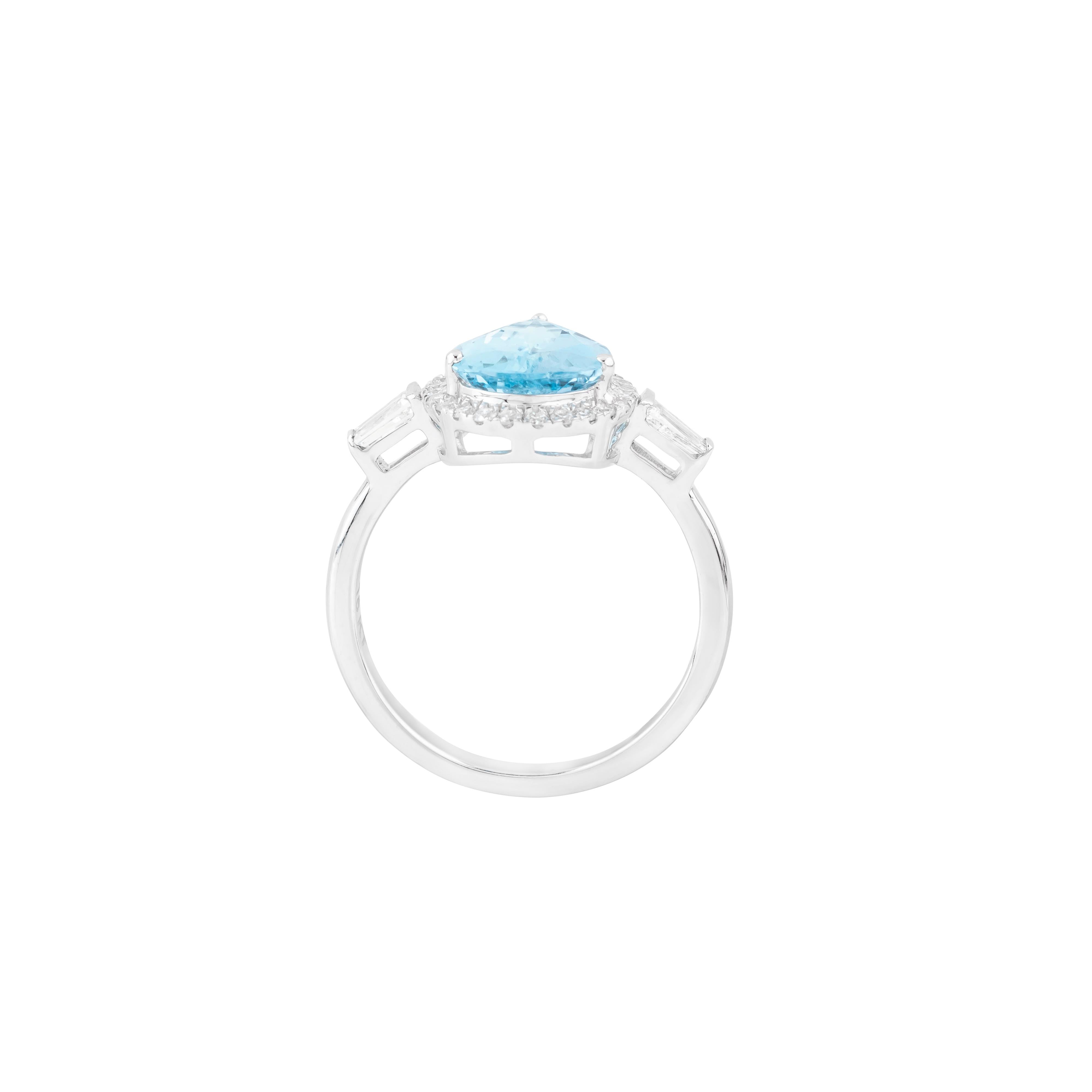 Brilliant Cut 18 Karat Gold 2.17 Carat Diamond and Aquamarine Cocktail Ring For Sale