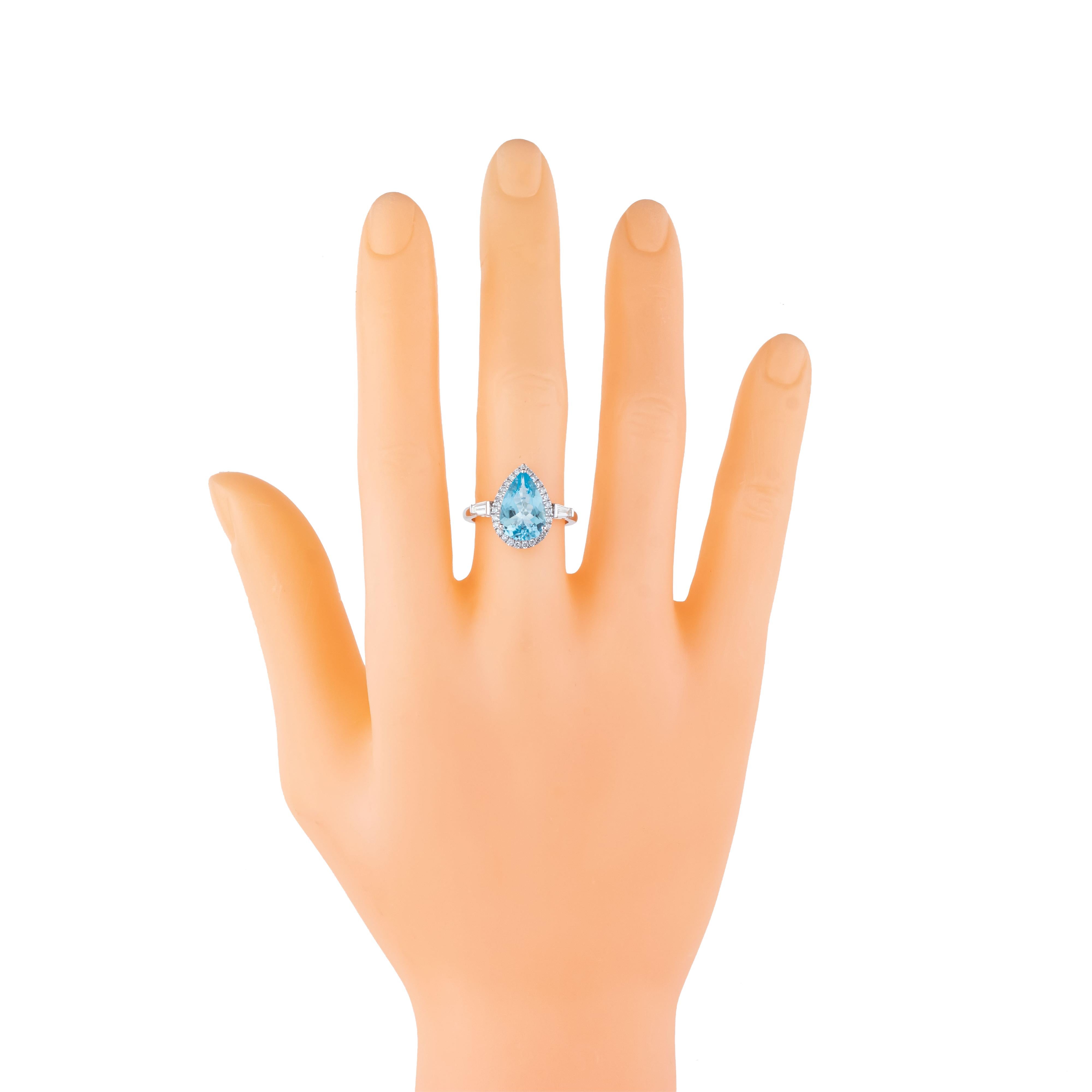 18 Karat Gold 2.17 Carat Diamond and Aquamarine Cocktail Ring In New Condition For Sale In Jaipur, IN