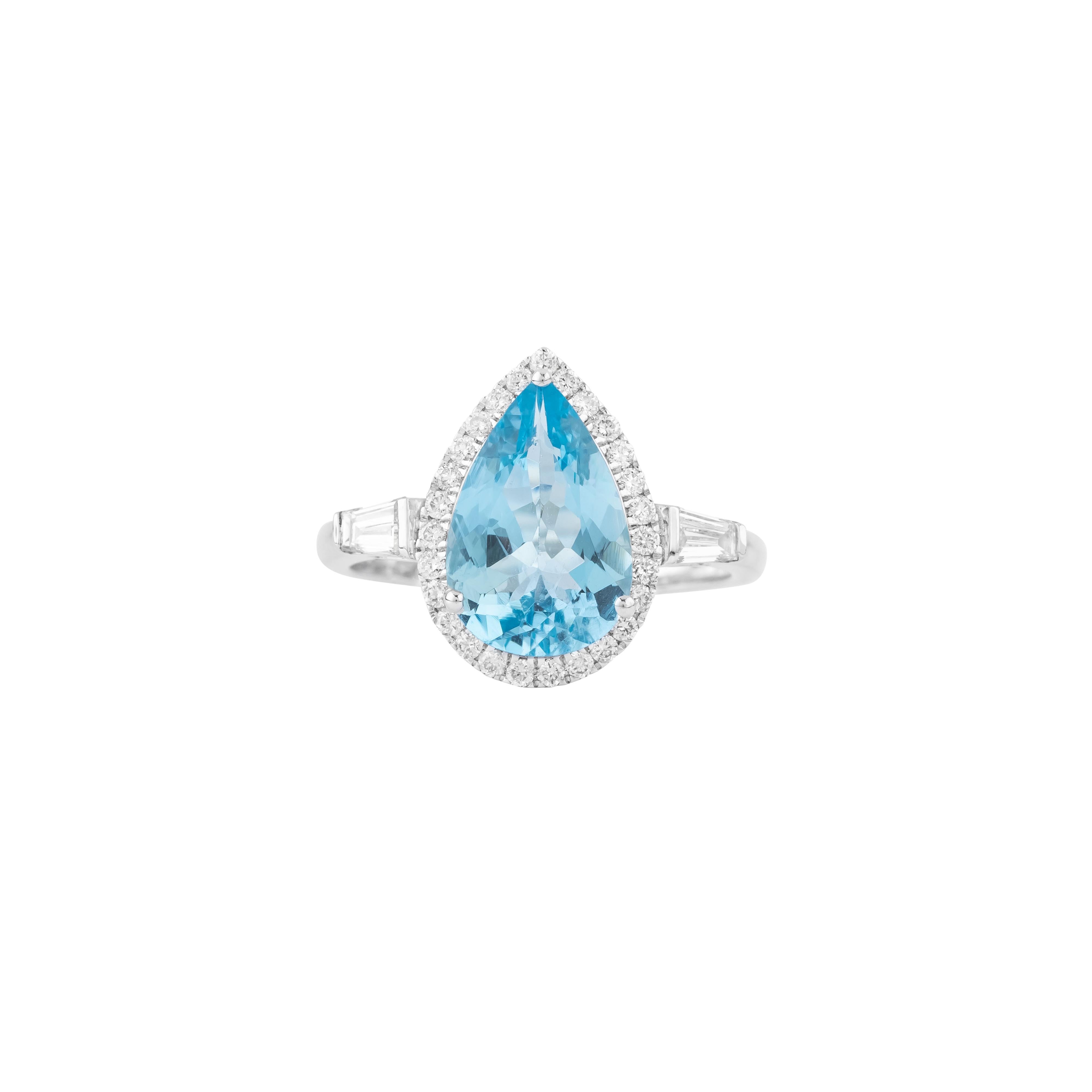 Women's 18 Karat Gold 2.17 Carat Diamond and Aquamarine Cocktail Ring For Sale