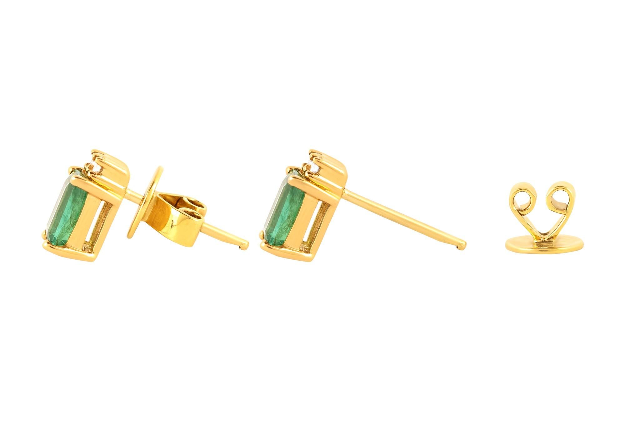 Emerald Cut 18 Karat Gold 2.17 Carat Diamond and Emerald Stud Earrings For Sale