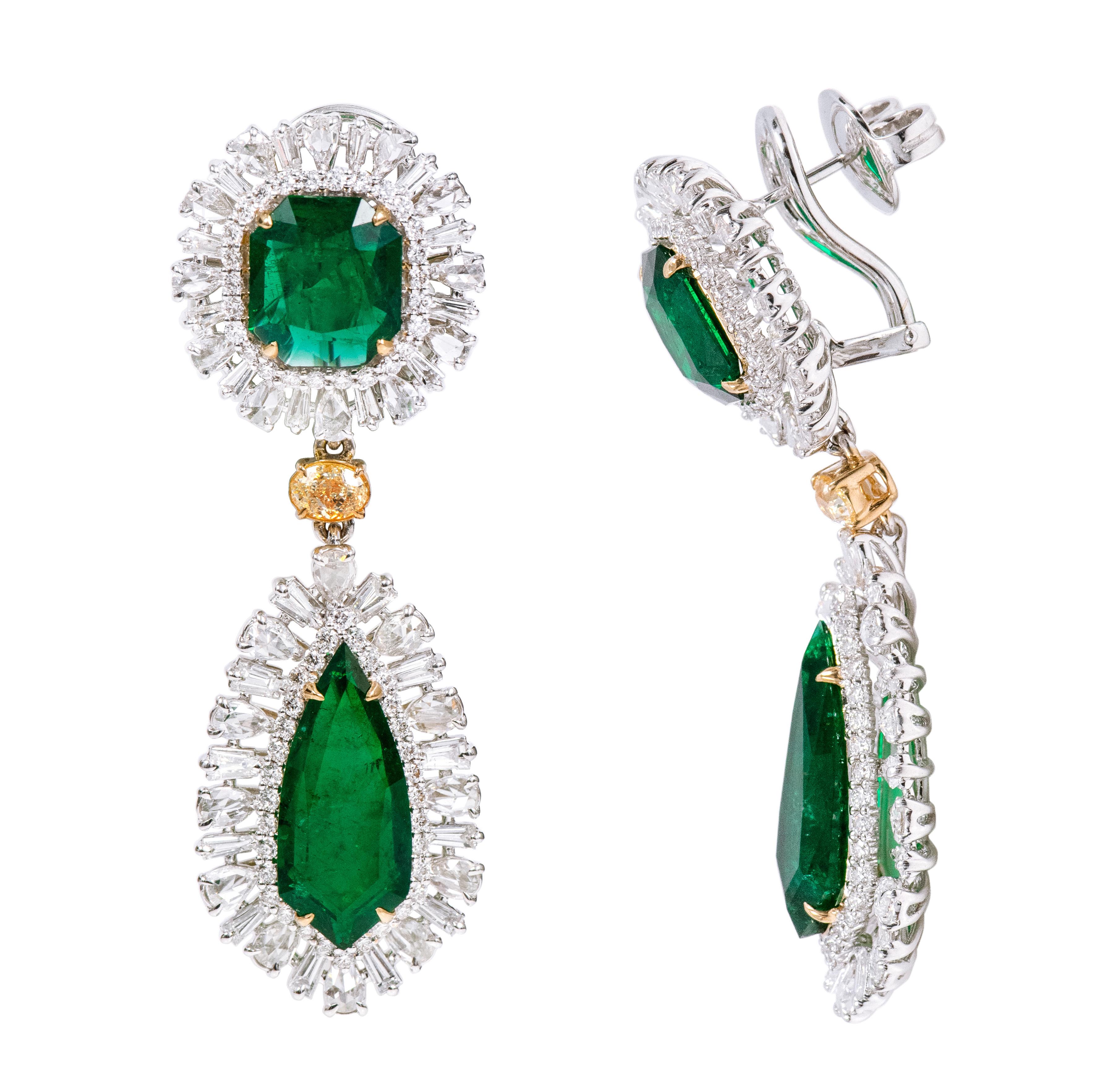 Contemporary 18 Karat Gold 22.25 Carat Emerald and Diamond Important Dangle Cocktail Earrings For Sale