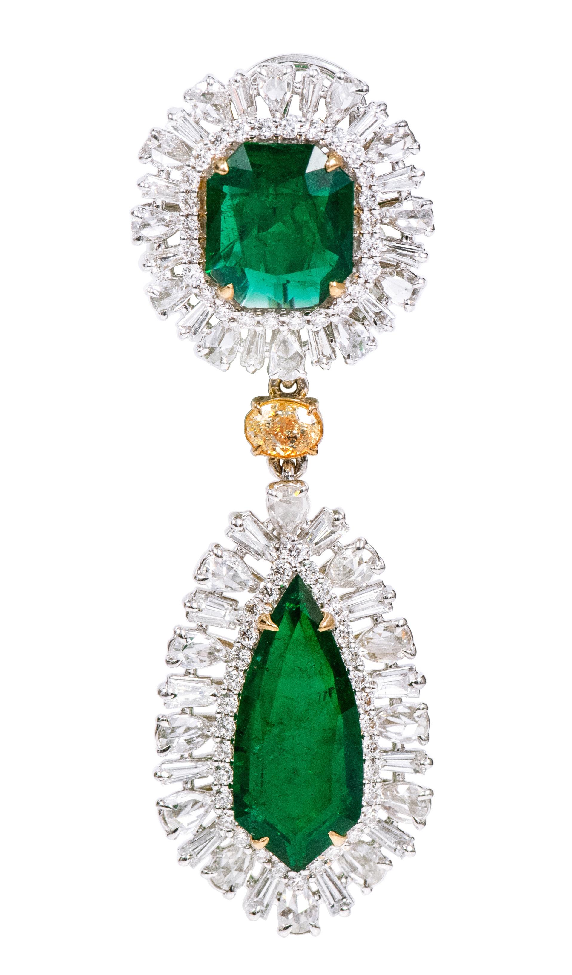 Cushion Cut 18 Karat Gold 22.25 Carat Emerald and Diamond Important Dangle Cocktail Earrings For Sale