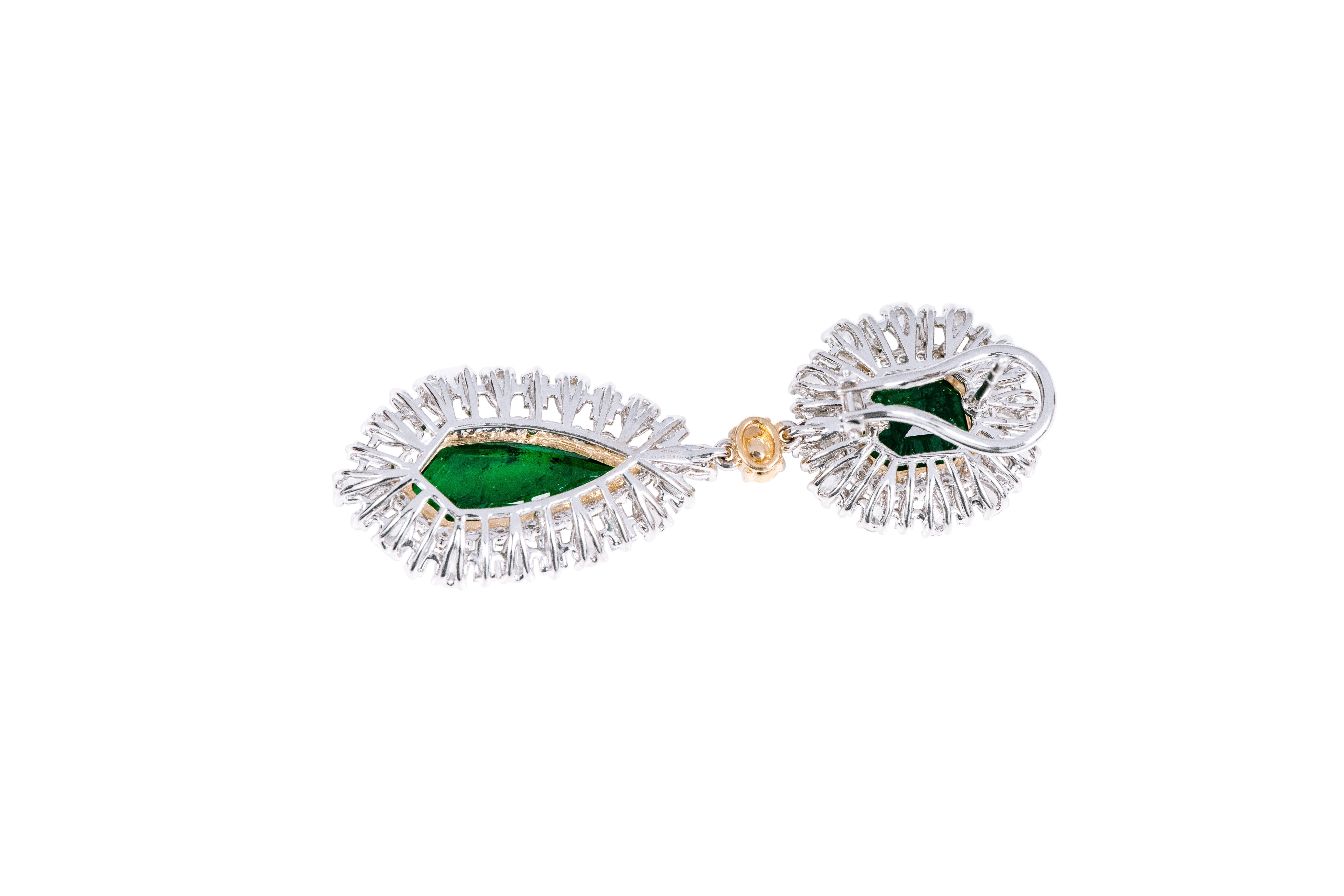 18 Karat Gold 22.25 Carat Emerald and Diamond Important Dangle Cocktail Earrings For Sale 1