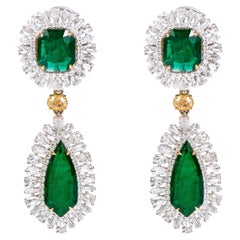 18 Karat Gold 22.25 Carat Emerald and Diamond Important Dangle Cocktail Earrings