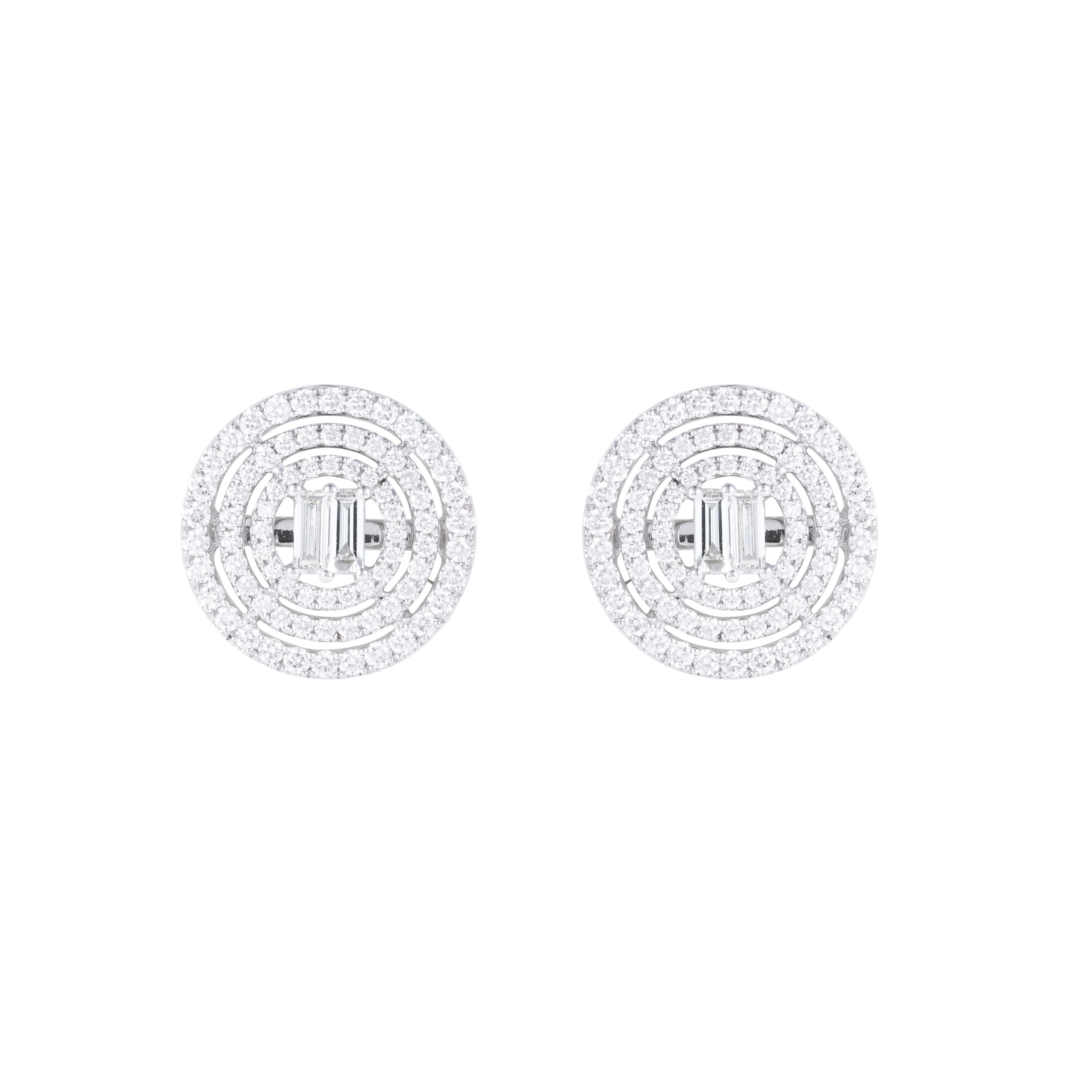 Équilibrant une forme intemporelle avec une brillance exceptionnelle, ces boucles d'oreilles en or 18 carats sont ornées d'un total de 2,266 carats de diamants taillés en rond. Chaque diamant est méticuleusement apparié en termes de clarté, de feu