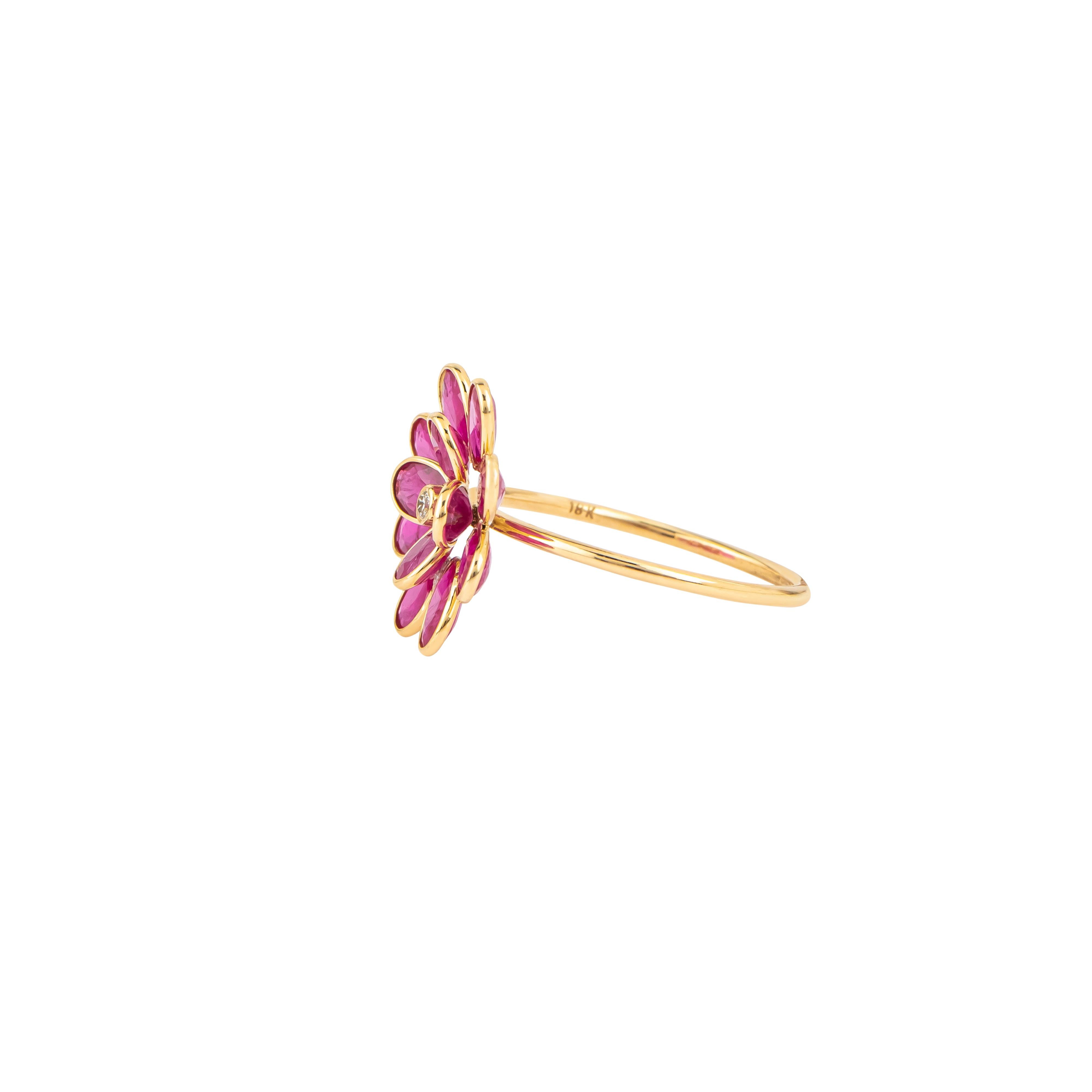 Uno splendido tributo all'eleganza della natura, l'Anello Fiore in oro 18 carati con 2,32 carati di diamanti e rubini cattura la delicata bellezza di un fiore che sboccia. Il design è incentrato su una combinazione di 2,32 carati di diamanti