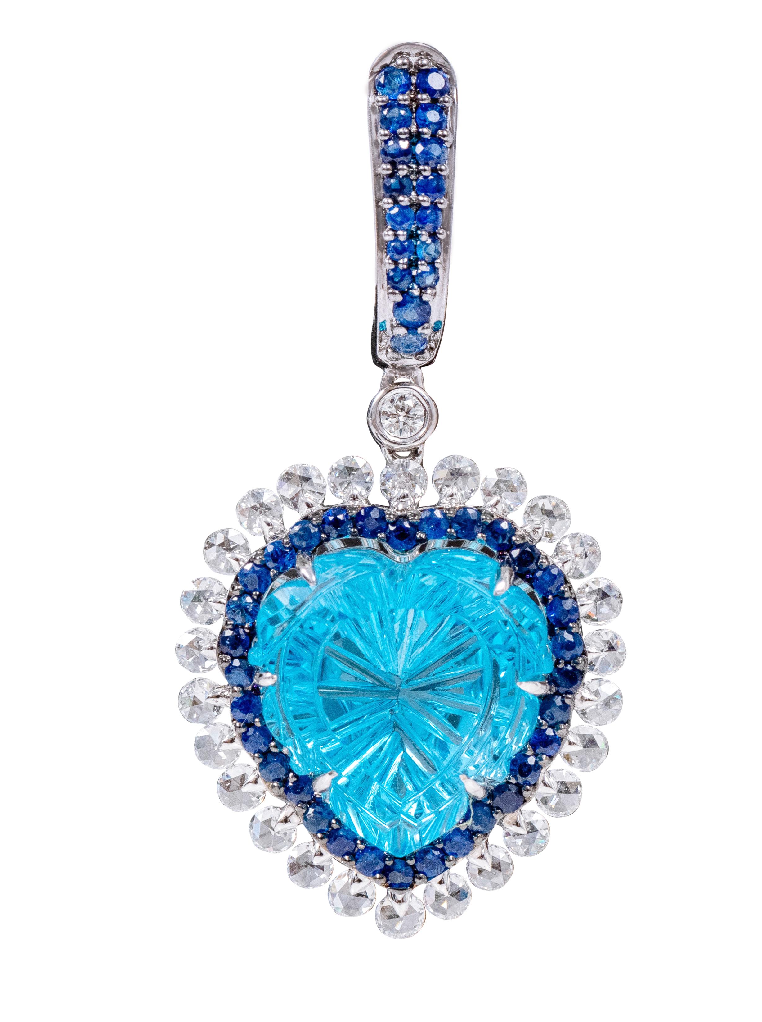 18 Karat Gold Ohrringe in Herzform mit 23,67 Karat Diamanten, blauem Topas und Saphiren im Angebot 1