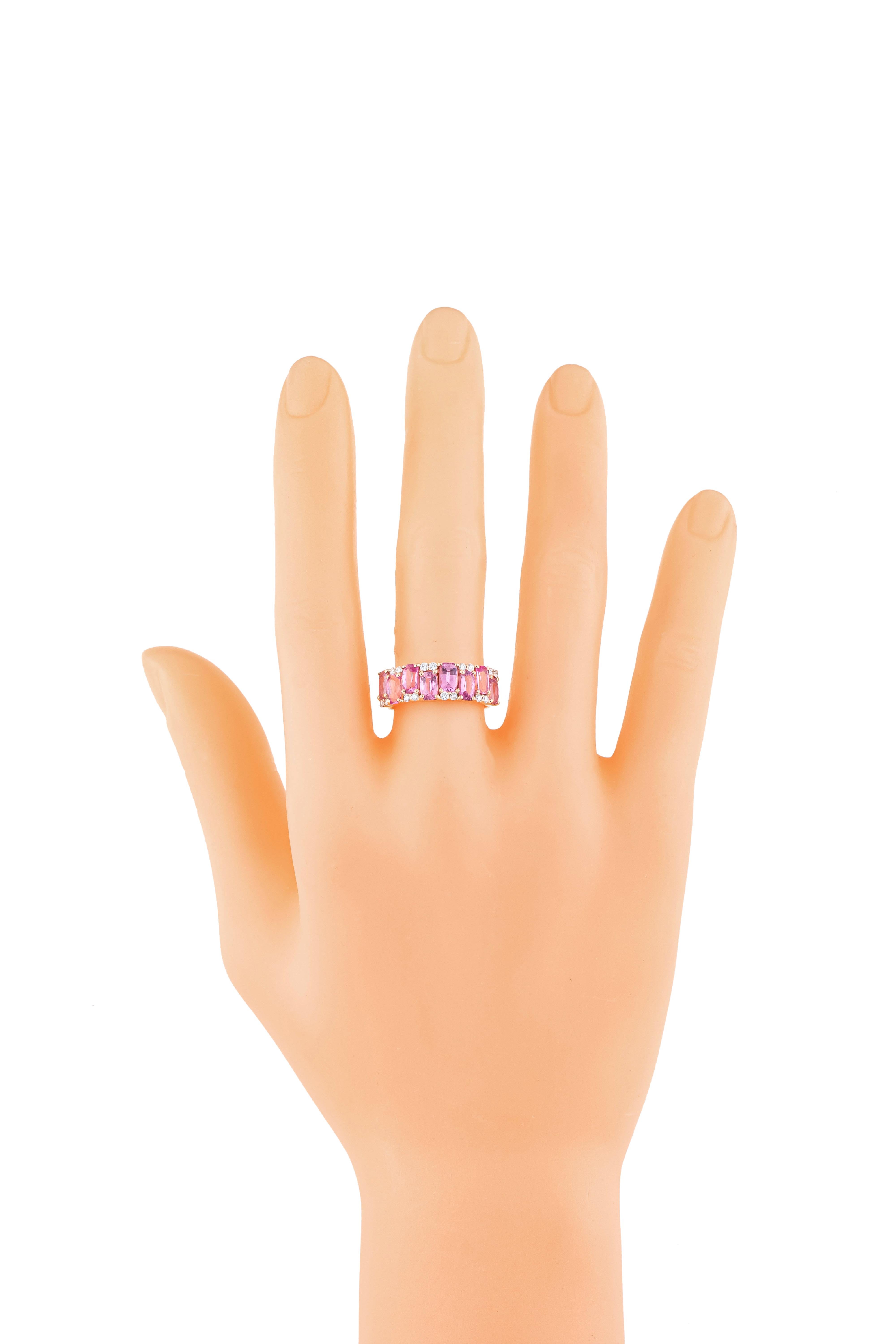 Unser mit äußerster Präzision gefertigter und mit Eleganz geschmückter Ewigkeitsring aus 18 Karat Gold mit 2,82 Karat rosa Saphir ist der Inbegriff zeitloser Raffinesse. Jede Facette dieses exquisiten Stücks wurde sorgfältig entworfen, um die Essenz